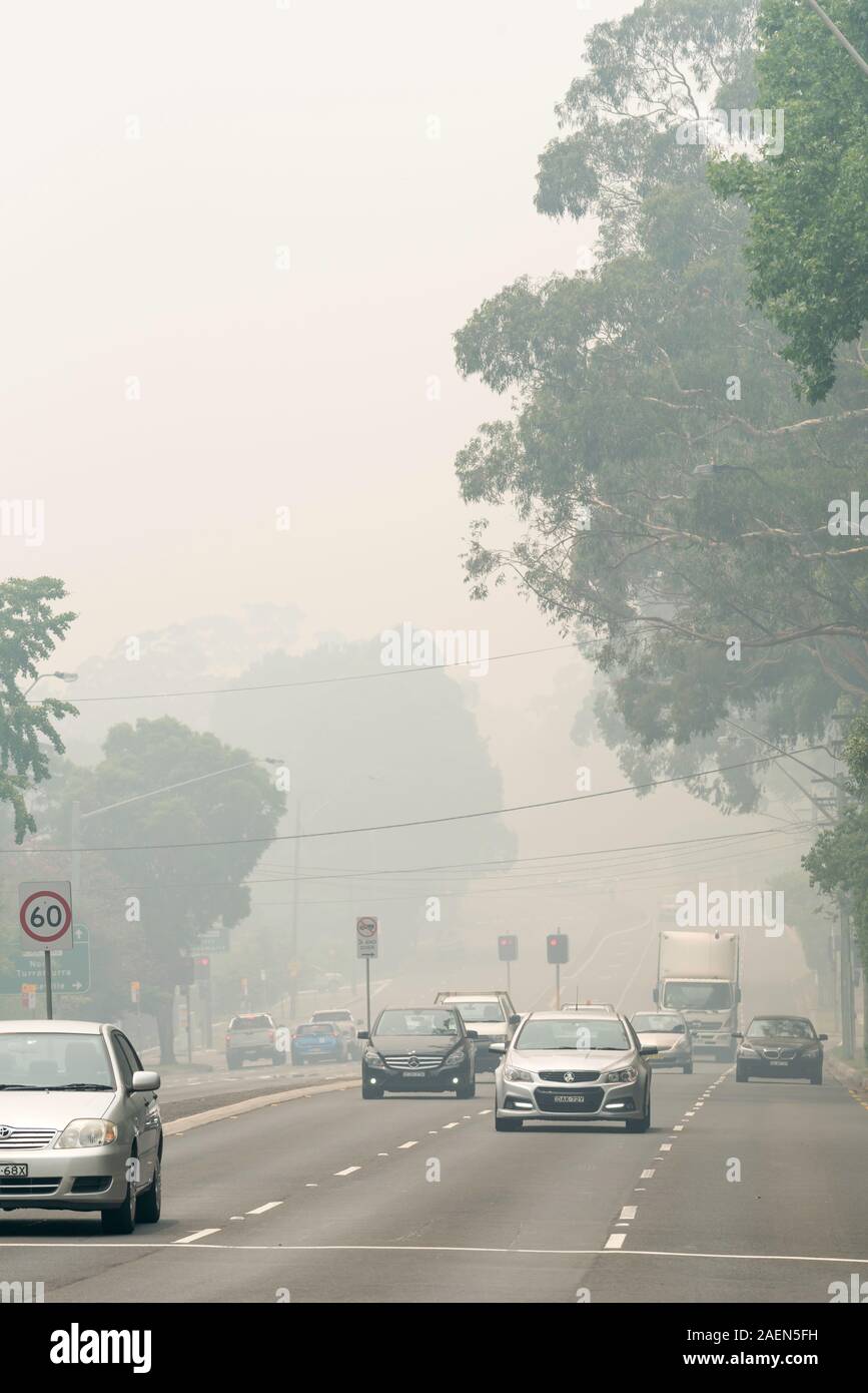 Sydney, Aust Dez 10 2019: Nach Wochen der Brände um Sydney, der Stadt und den Vororten weiterhin in Rauch abgedeckt werden. St Ives war unter den Hit Stockfoto