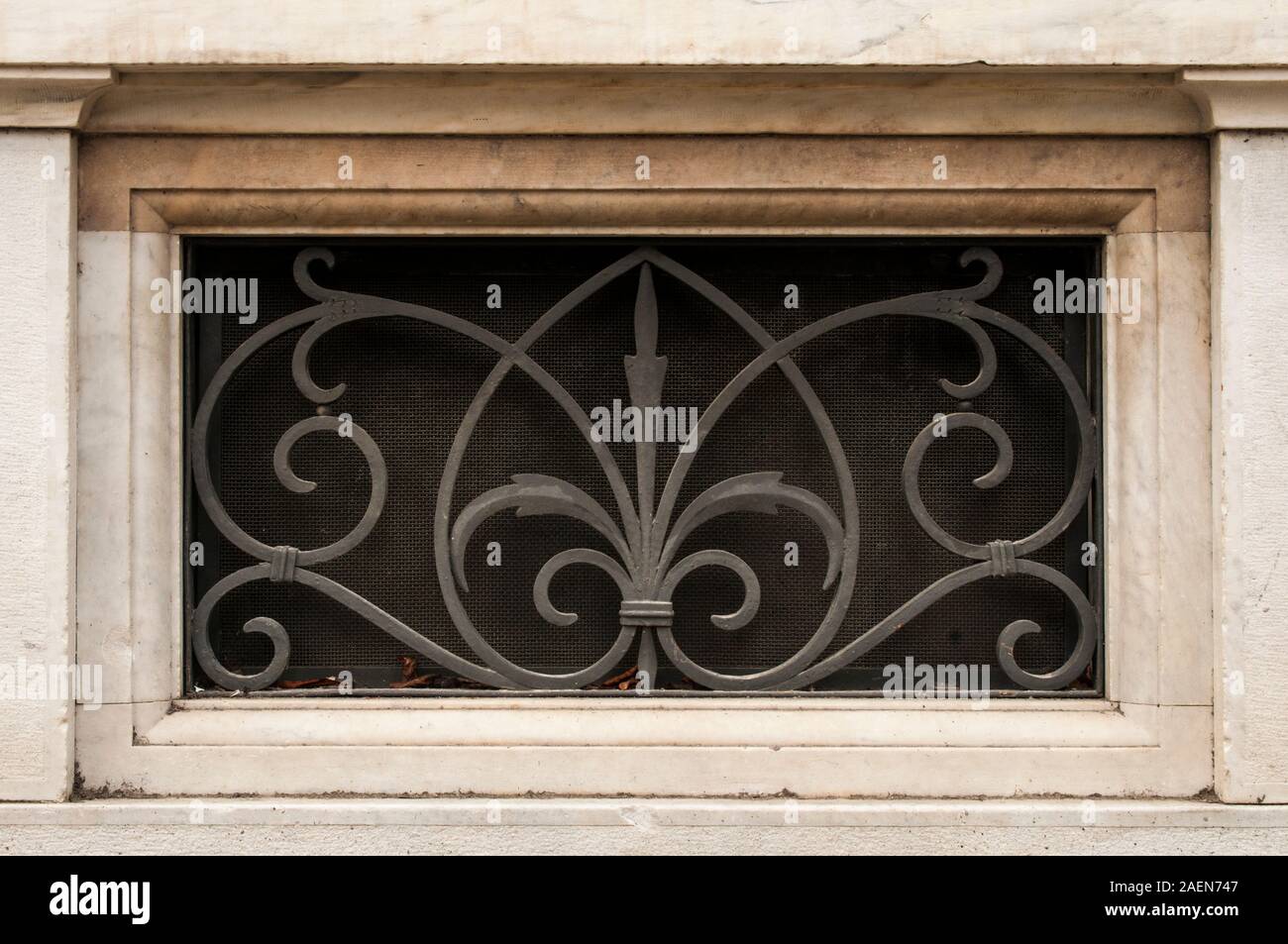 Italienischer Marmor Fenster mit dekorativen Geländer Stockfoto