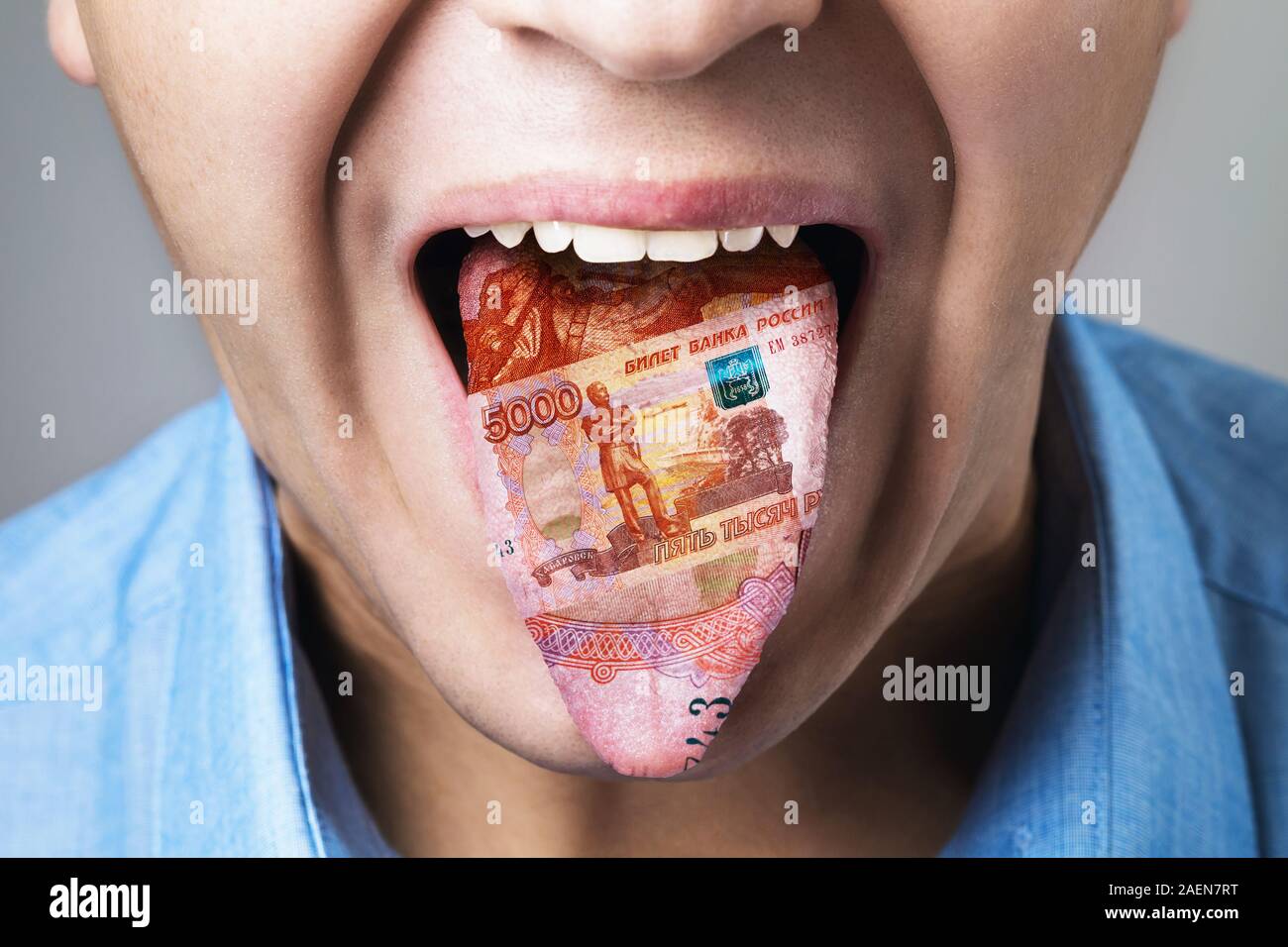 Die Textur der Russischen Geld in der menschlichen Zunge. Sprache ist ein Mittel, eine öffentliche Person Stockfoto Die Textur der Russischen Geld in der menschlichen Zunge. Sprache ist ein Mittel, eine öffentliche Person Stockfoto