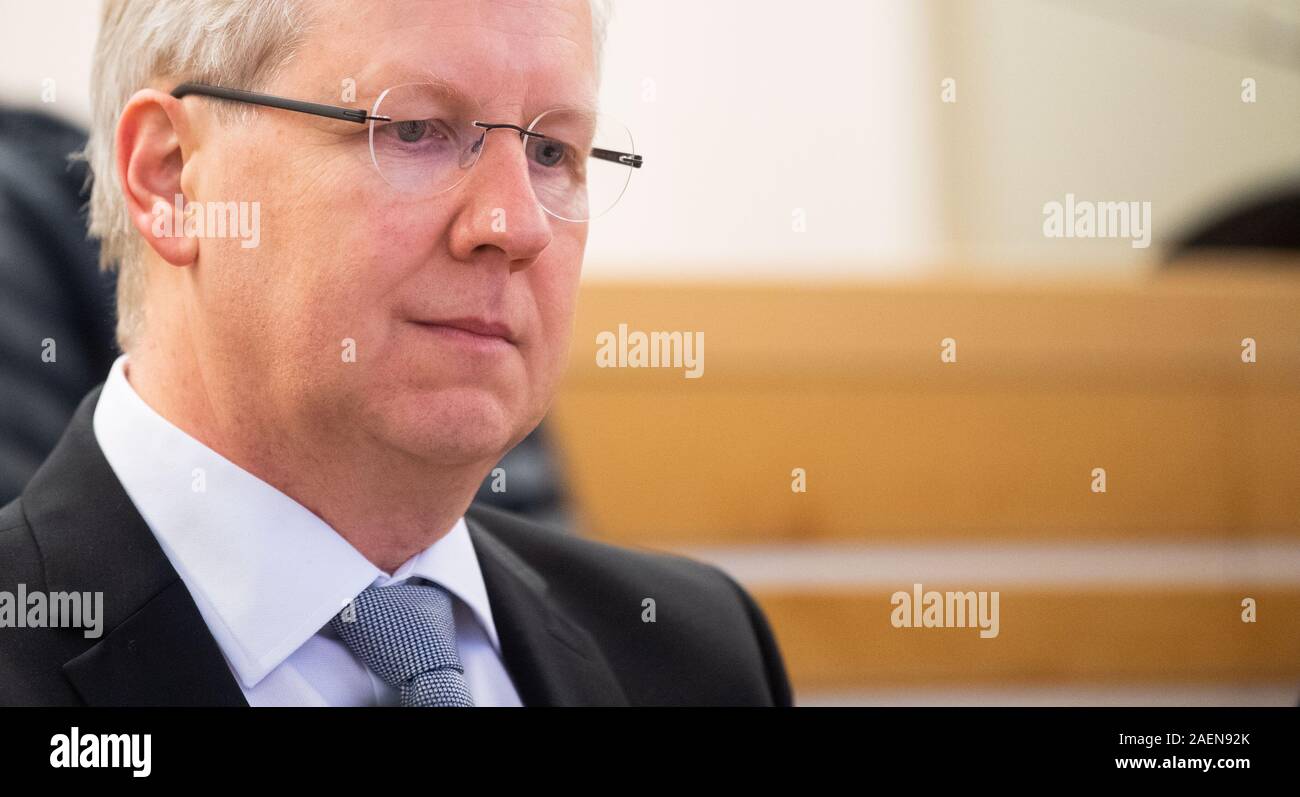 Hannover, Deutschland. 10 Dez, 2019. Stefan Schostok (SPD), ehemaliger Oberbürgermeister der Stadt Hannover, sitzt im Landgericht. Ex-OB Schostok und zwei ehemalige Mitarbeiter haben vor Gericht in der Stadt Halle Affäre in Hannover zu beantworten. Die Ladung ist schwere Untreue. Credit: Julian Stratenschulte/dpa/Alamy leben Nachrichten Stockfoto