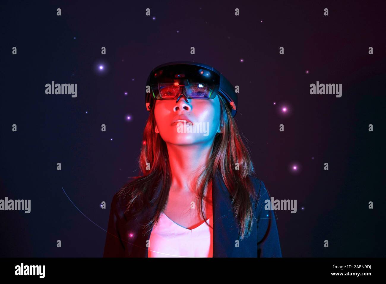 Portrait von jungen asiatischen Mädchen versuchen hololens im Labor. Mixed Reality Zukunft Technik Konzept Stockfoto