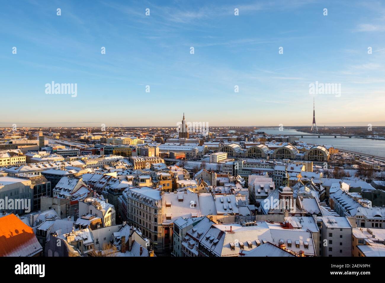 Riga/Lettland - 01. Dezember 2019: Blick auf die Altstadt von Riga aus Peter's Cathedral. Panoramablick über Riga Markt im Winter Tag. Stockfoto