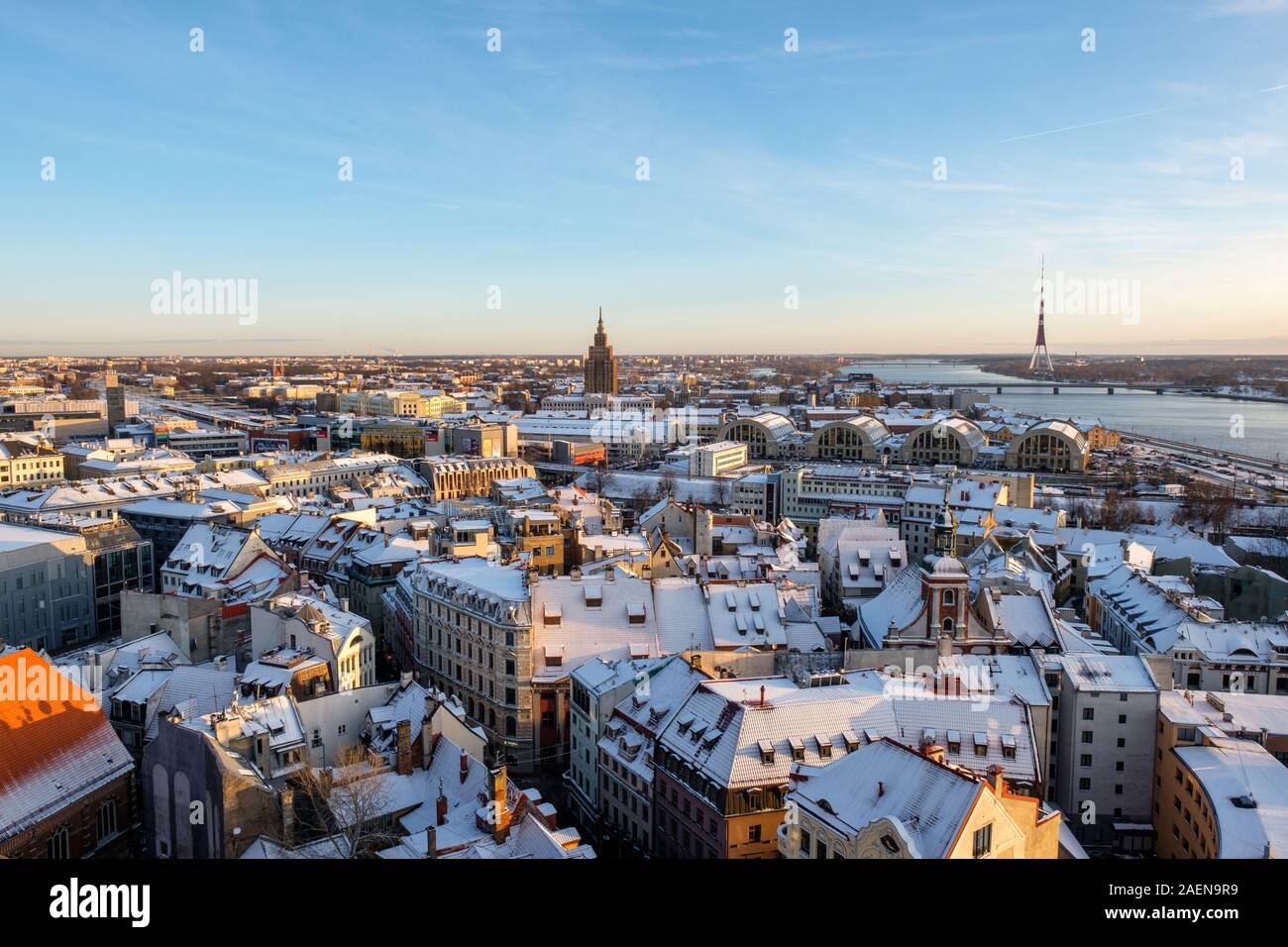 Riga/Lettland - 01. Dezember 2019: Panoramablick auf die Altstadt von Riga, Lettland im Winter Tag. Luftaufnahme von St. Peter's Cathedral auf Riga Markt Stockfoto