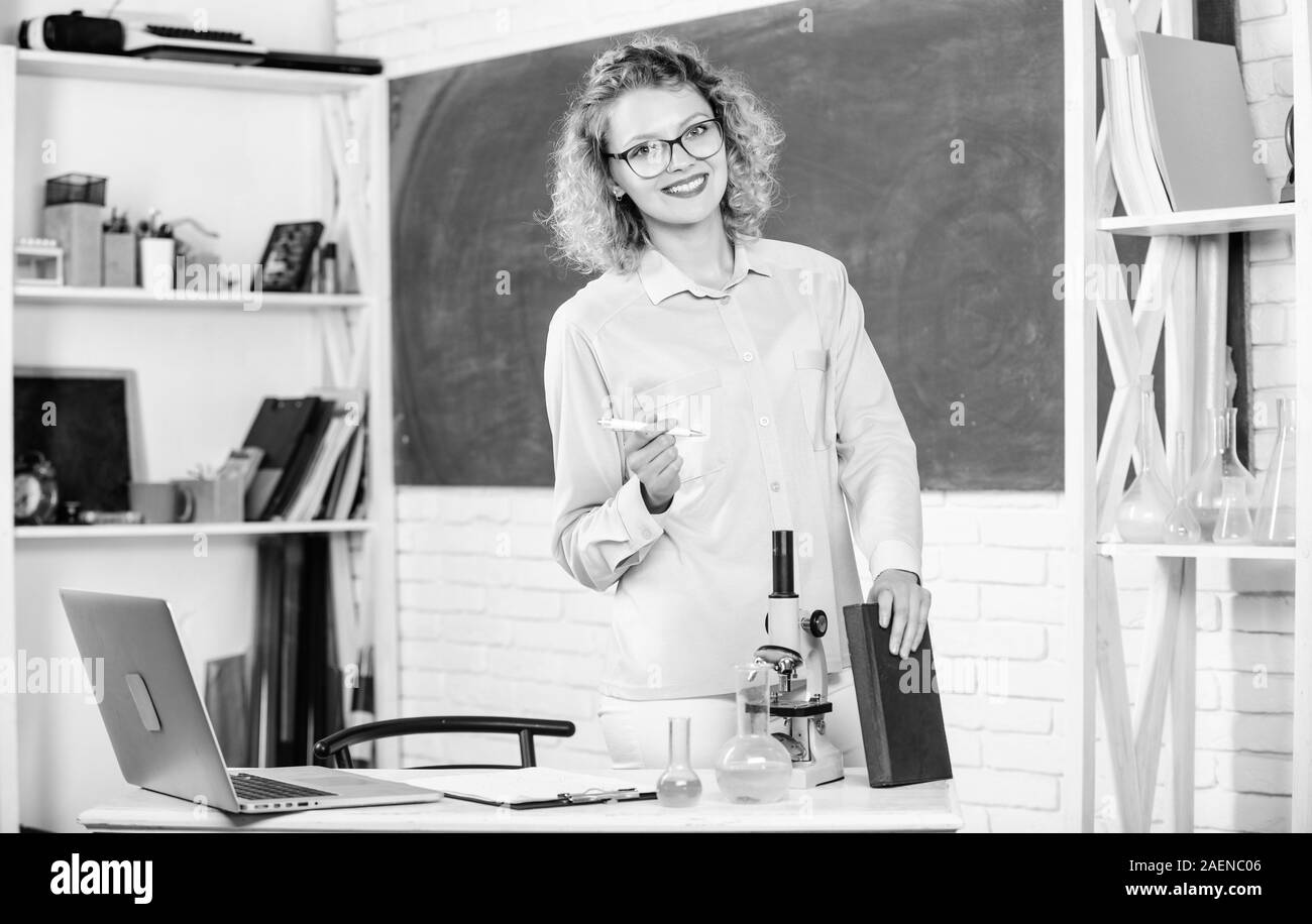 Onstantly Erlernen neuer Fähigkeiten. Mädchen adorable Lehrer im Klassenzimmer. Formale Bildung. Lehrer Tag. Lehrer schwierig, aber sehr lohnende Beruf. Lehrer hübsche Frau genießen Bildungsprozess. Stockfoto