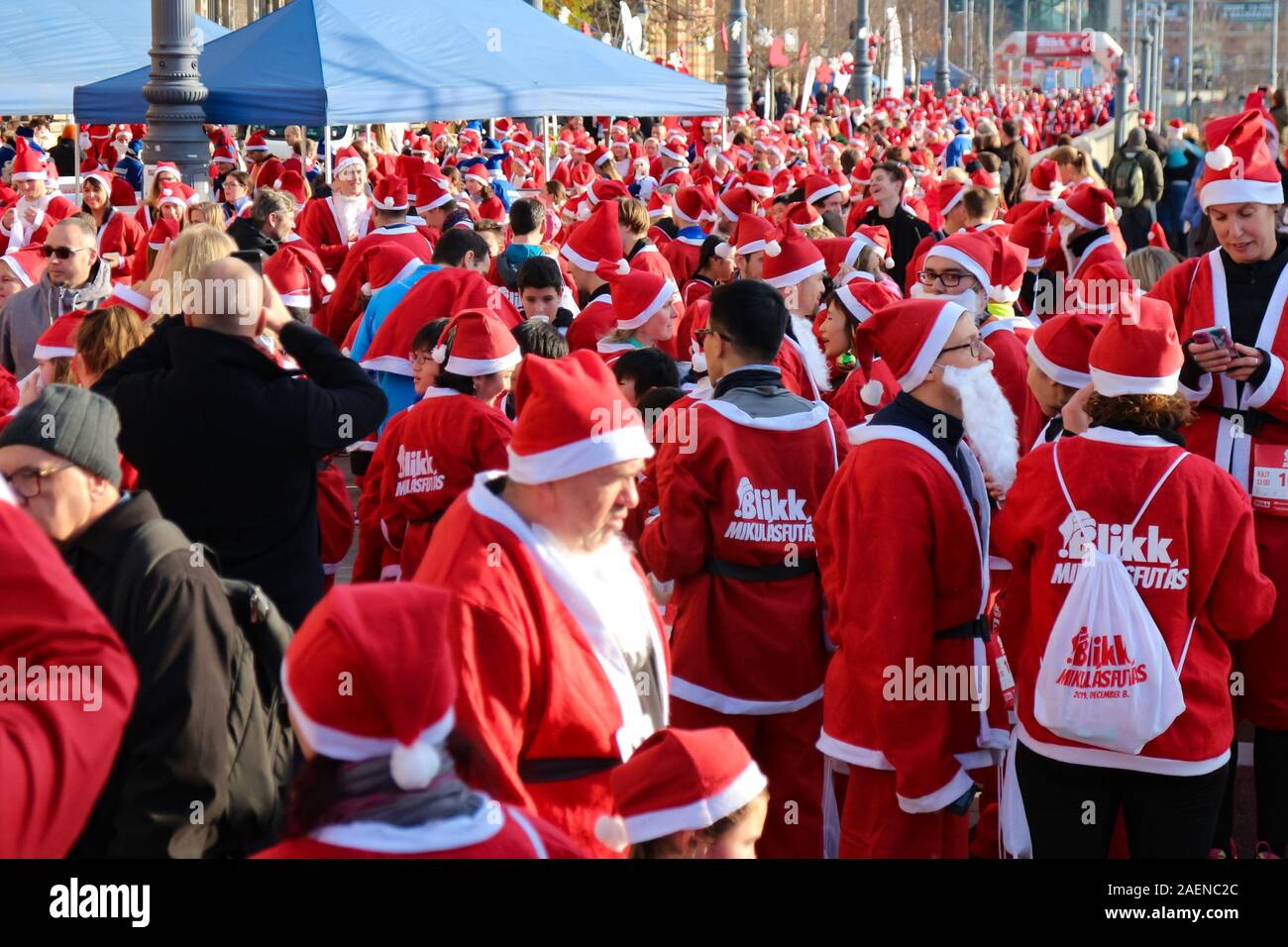 Budapest, Ungarn - 8. Dezember 2019: die Teilnehmer in Santa Clause Kostüme auf der Ziellinie der 7 Santa Claus Spendenlauf von Budapest, die Hauptstadt von Ungarn. Stockfoto