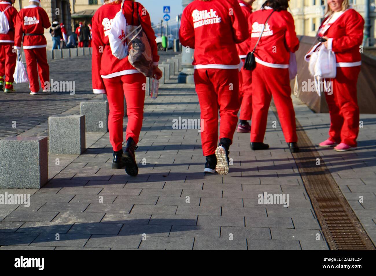Budapest, Ungarn - 8. Dezember 2019: die Teilnehmer in Santa Clause Kostüme auf der Ziellinie der 7 Santa Claus Spendenlauf von Budapest, die Hauptstadt von Ungarn. Stockfoto