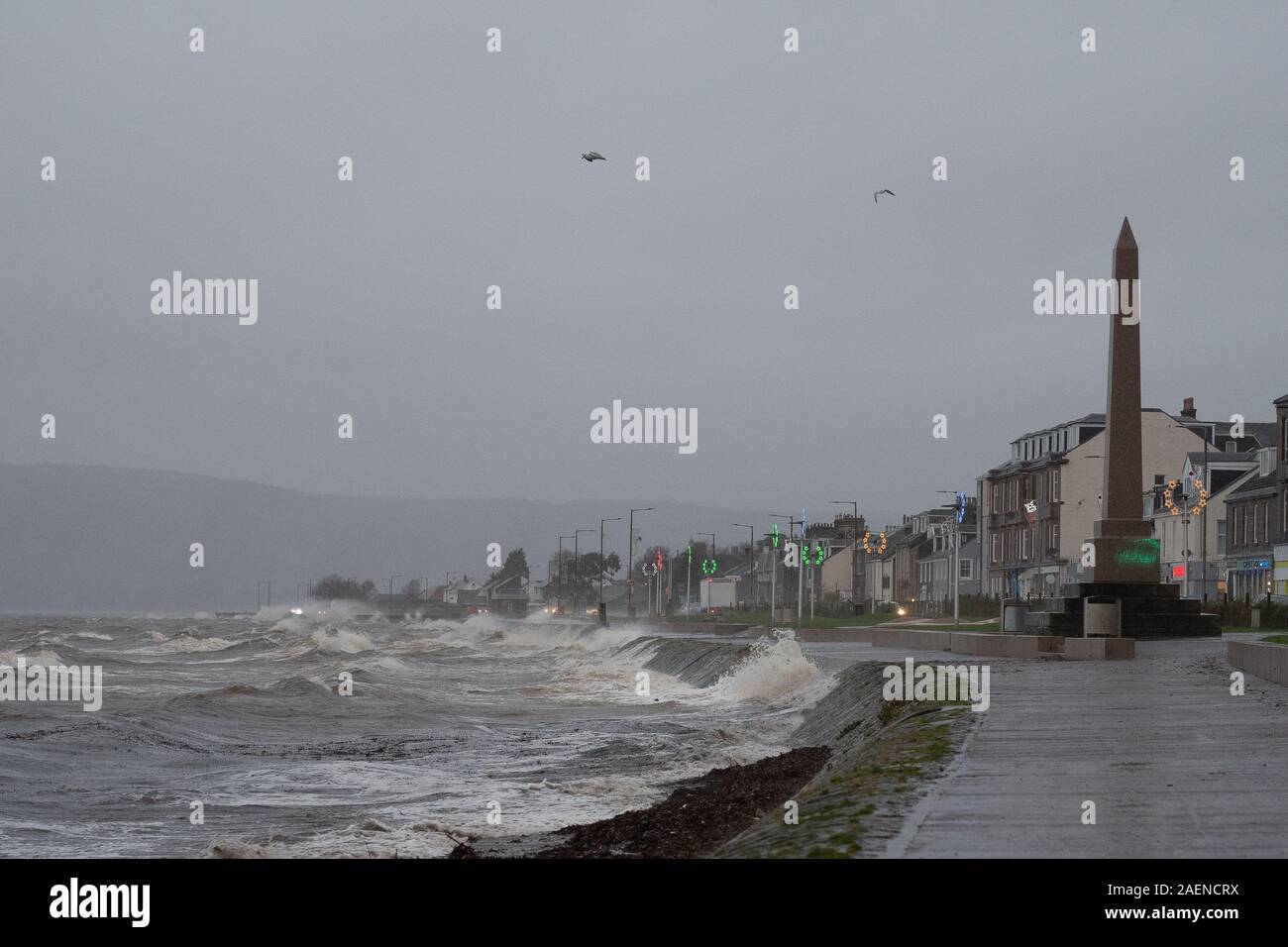 Helensburgh, Schottland, UK. 10 Dez, 2019. Starke Winde Hit der Westküste während der morgendlichen Fahrt zum Arbeitsplatz, Helensburgh Promenade ist durch Winde am 10. Dezember 2019 zerschlagen. Credit: Antonio Brecht Grist/Alamy leben Nachrichten Stockfoto