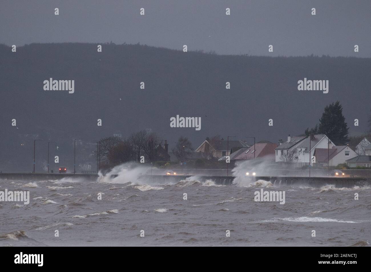 Helensburgh, Schottland, UK. 10 Dez, 2019. Starke Winde Hit der Westküste während der morgendlichen Fahrt zum Arbeitsplatz, Helensburgh Promenade ist durch Winde am 10. Dezember 2019 zerschlagen. Credit: Antonio Brecht Grist/Alamy leben Nachrichten Stockfoto