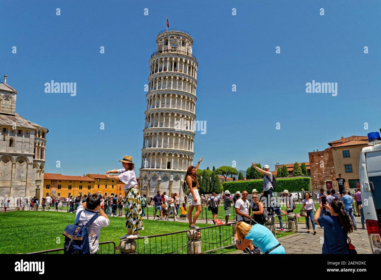 Der Schiefe Turm von Pisa und Selfie Touristen in Pisa, Toskana, Italien. Stockfoto