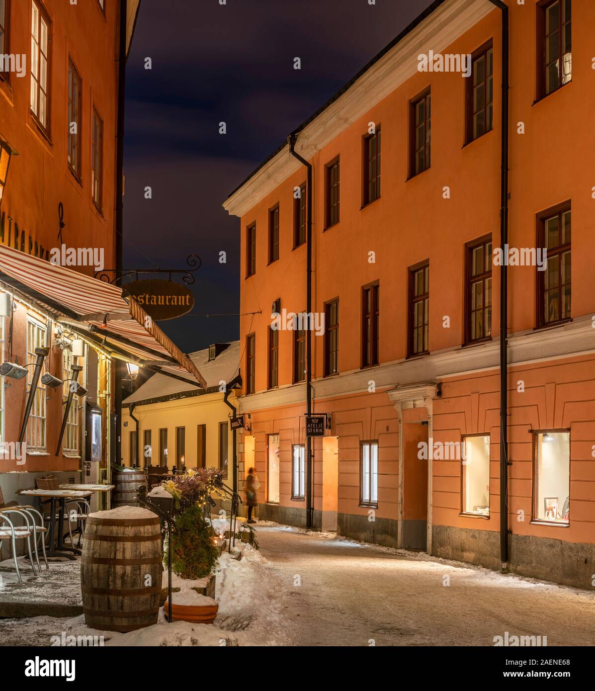 Alte historische Gebäude in der Nacht im Winter in der Alten Gasse St Eriks Grand. Uppsala, Schweden, Skandinavien. Stockfoto