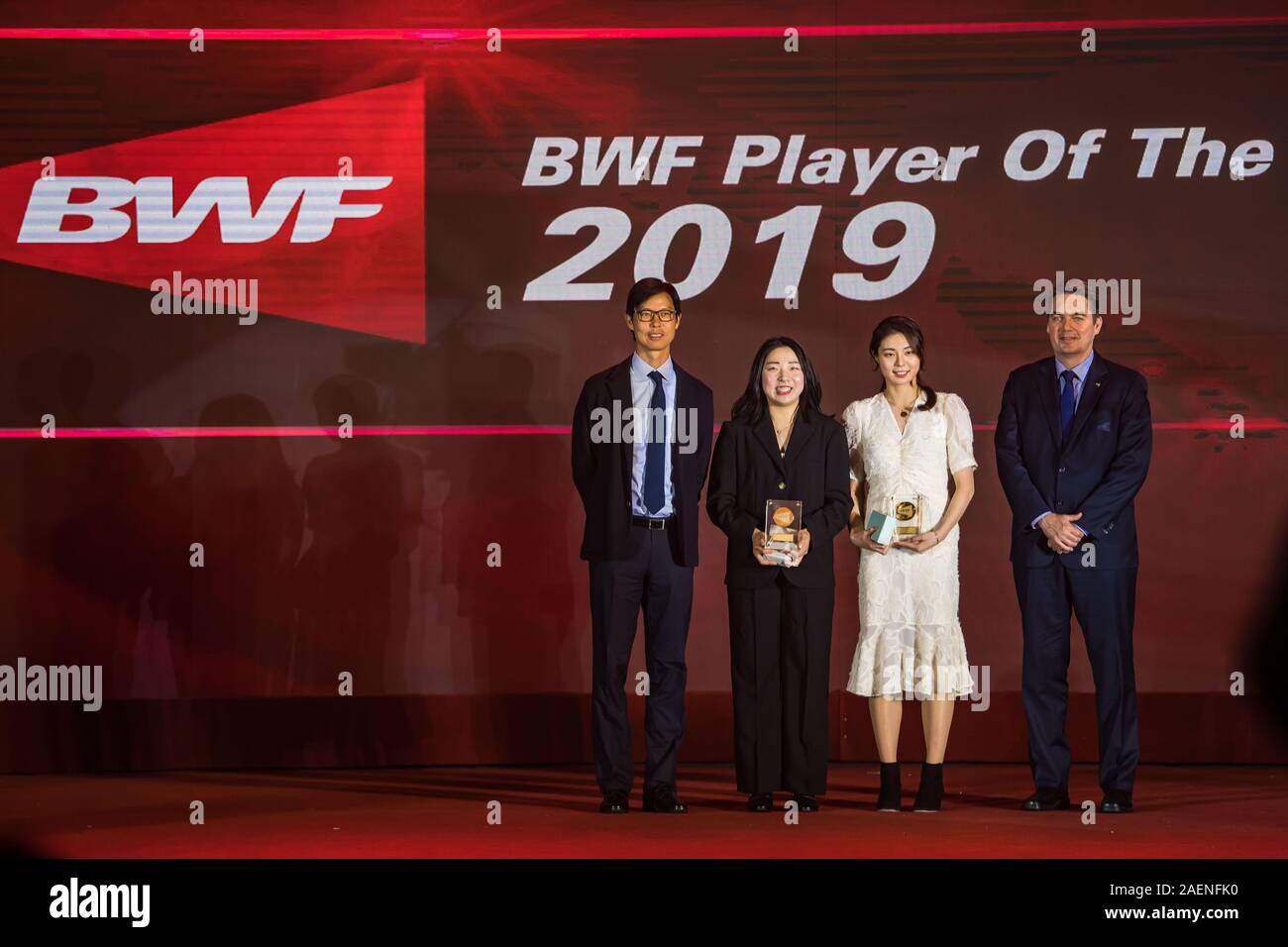 Koreanische badminton Spieler Kim So Yeong, rechts, und Kong Hee Yong, Links, sind mit den meisten verbesserten Spieler des Jahres bei der jährlichen Spieler "Gala geehrt vor der HSBC BWF World Tour Finale in Guangzhou City, die südchinesische Provinz Guangdong, 9. Dezember 2019. Stockfoto