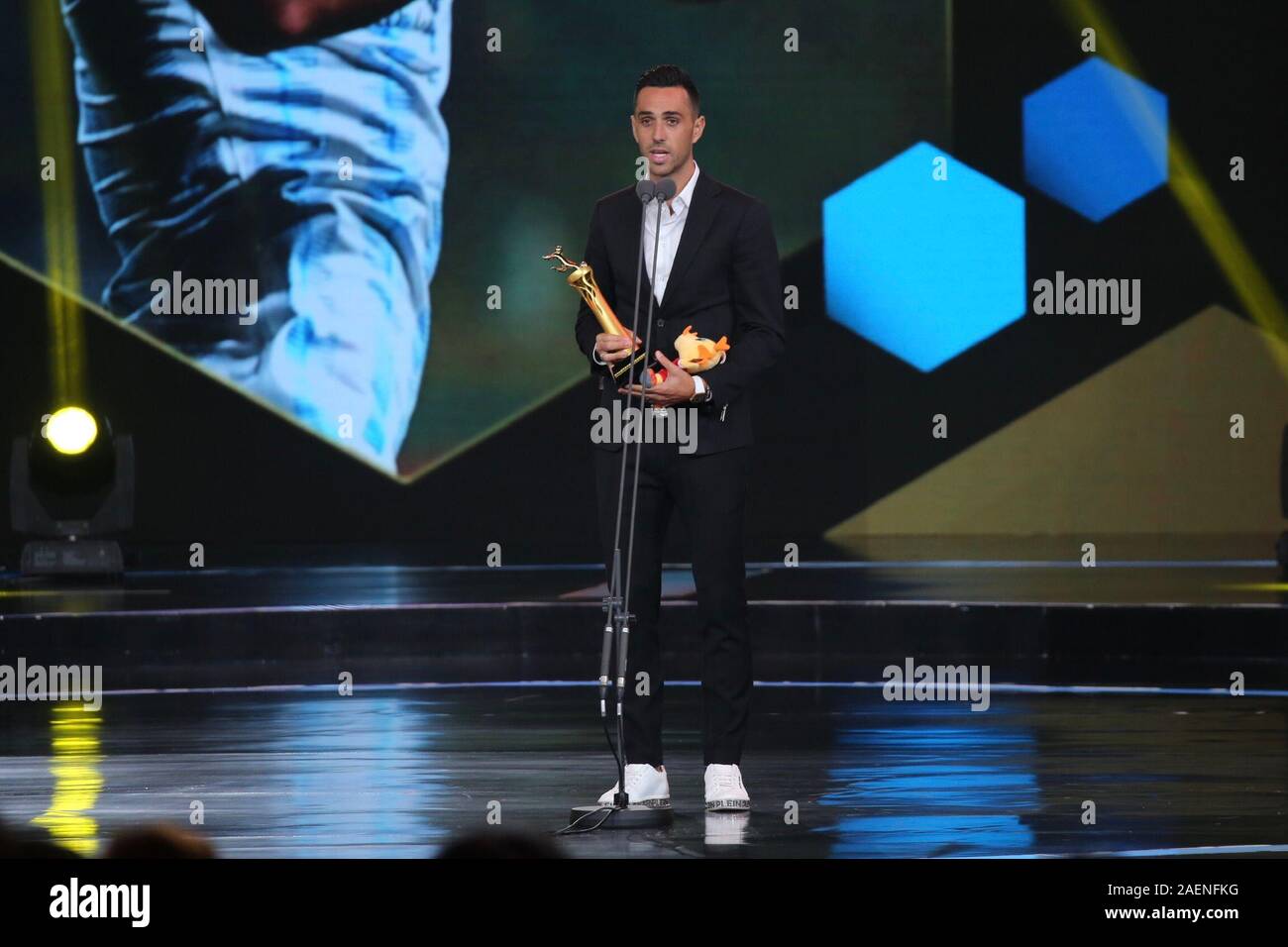 Der israelische Fußball-Spieler Eran Zahavi aus Guangzhou R&F F.C. eine Rede halten, nachdem er den Preis der Top Scorer während 2019 Ping ein Chinese Football Association Super League Preisverleihung in Shanghai, China, 7. Dezember 2019. Stockfoto