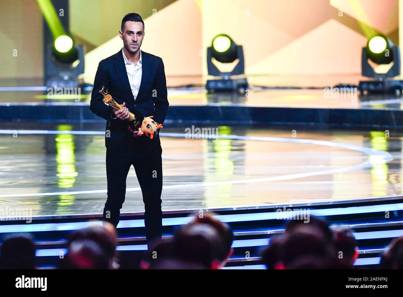 Der israelische Fußball-Spieler Eran Zahavi aus Guangzhou R&F F.C. gewinnt den Preis der Top Scorer während 2019 Ping ein Chinese Football Association Super League Preisverleihung in Shanghai, China, 7. Dezember 2019. Stockfoto