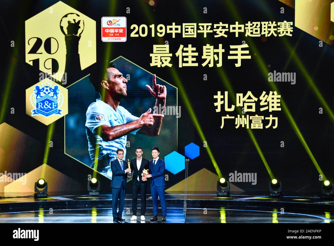 Der israelische Fußball-Spieler Eran Zahavi aus Guangzhou R&F F.C., Mitte, gewinnt die Auszeichnung von Top Scorer während 2019 Ping ein Chinese Football Association Super League Preisverleihung in Shanghai, China, 7. Dezember 2019. Stockfoto