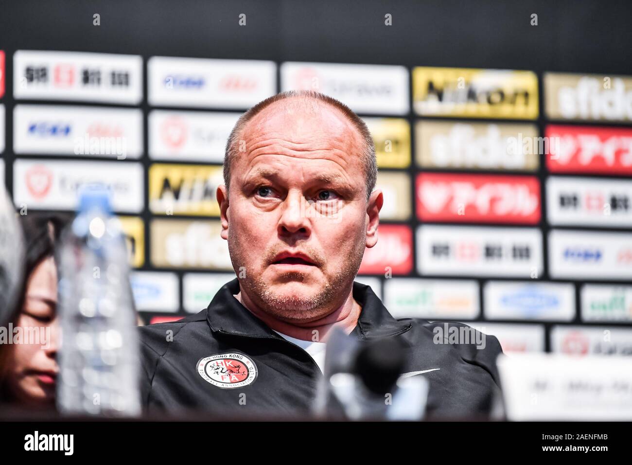Head Coach der Hong Kong Nationalmannschaft Mixu Paatelainen zeigt oben an der Pressekonferenz vor der EAFF E-1 Fußball-Europameisterschaft, auch als Eaff East Asian Cup, der im Dezember vom 10. bis 18, Busan, Südkorea, 9. Dezember 2019 bekannt. Stockfoto