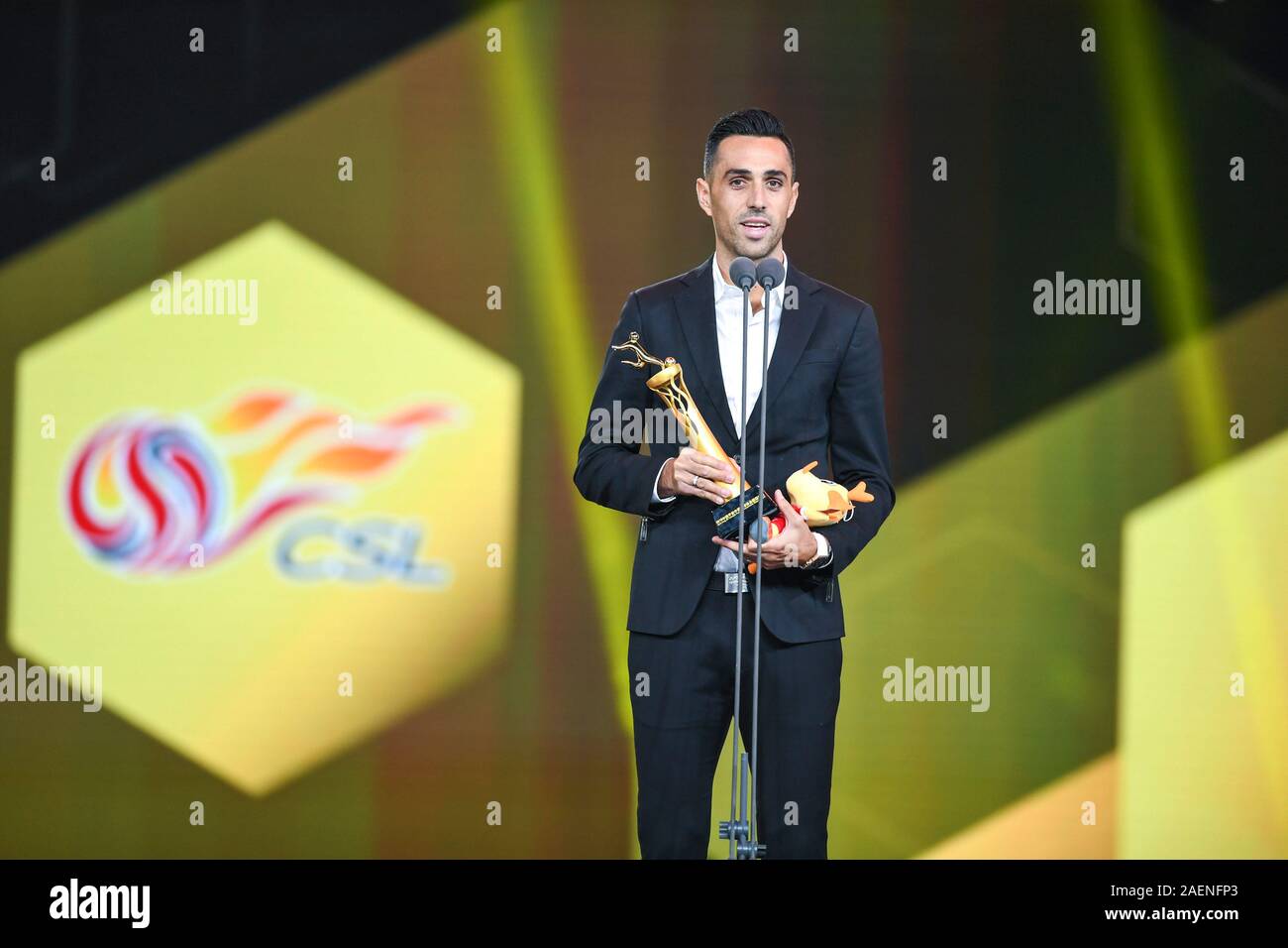 Der israelische Fußball-Spieler Eran Zahavi aus Guangzhou R&F F.C. eine Rede halten, nachdem er den Preis der Top Scorer während 2019 Ping ein Chinese Football Association Super League Preisverleihung in Shanghai, China, 7. Dezember 2019. Stockfoto