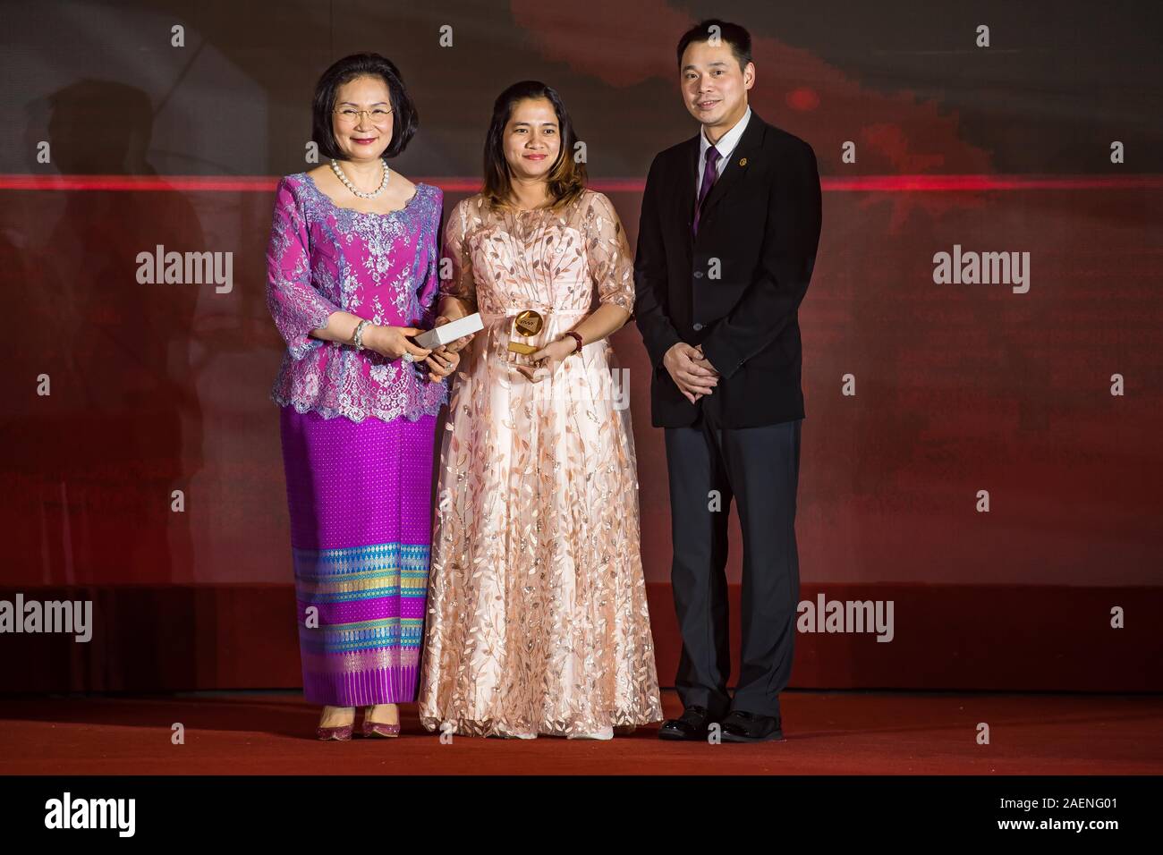 Indonesische Badmintonspieler Leani Oktila Ratri, Mitte, ist mit der weiblichen gelähmt ist Spieler des Jahres Auszeichnung bei den jährlichen Spieler "Gala geehrt vor der HSBC BWF World Tour Finale in Guangzhou City, die südchinesische Provinz Guangdong, 9. Dezember 2019. Stockfoto