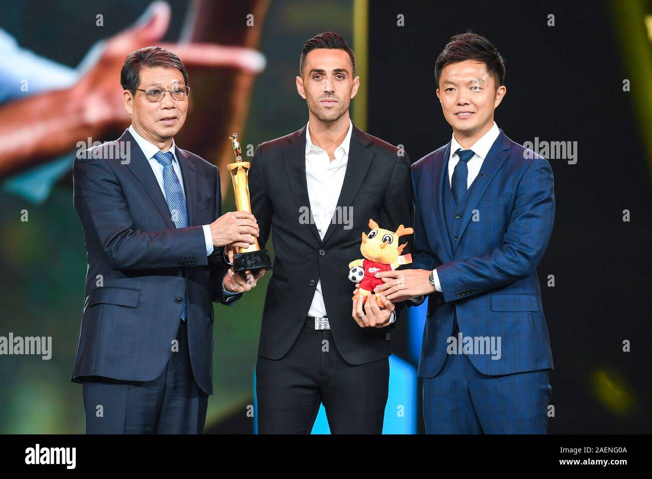 Der israelische Fußball-Spieler Eran Zahavi aus Guangzhou R&F F.C., Mitte, gewinnt die Auszeichnung von Top Scorer während 2019 Ping ein Chinese Football Association Super League Preisverleihung in Shanghai, China, 7. Dezember 2019. Stockfoto