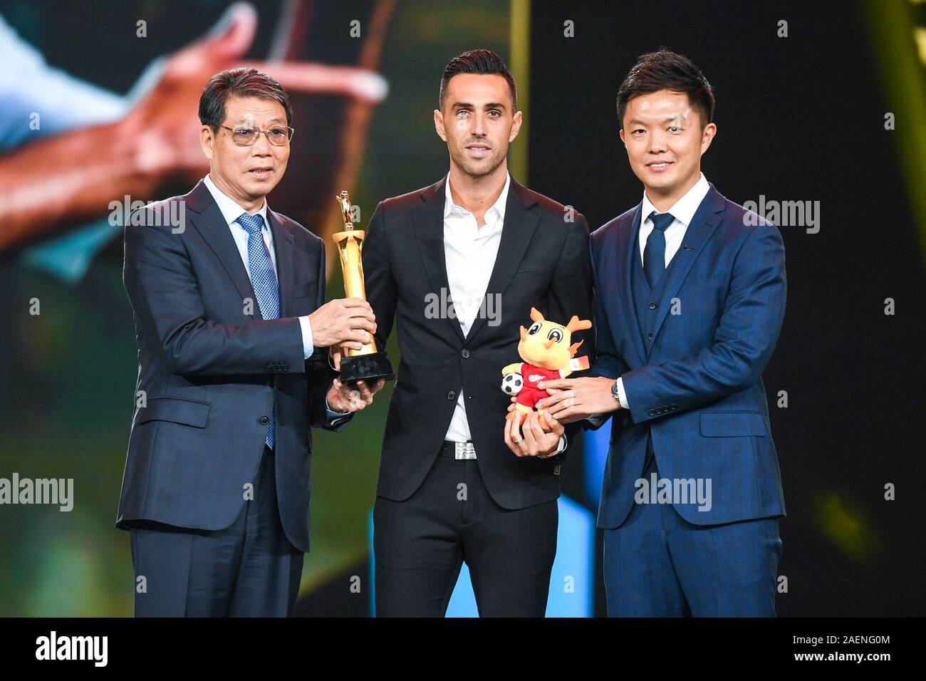 Der israelische Fußball-Spieler Eran Zahavi aus Guangzhou R&F F.C., Mitte, gewinnt die Auszeichnung von Top Scorer während 2019 Ping ein Chinese Football Association Super League Preisverleihung in Shanghai, China, 7. Dezember 2019. Stockfoto