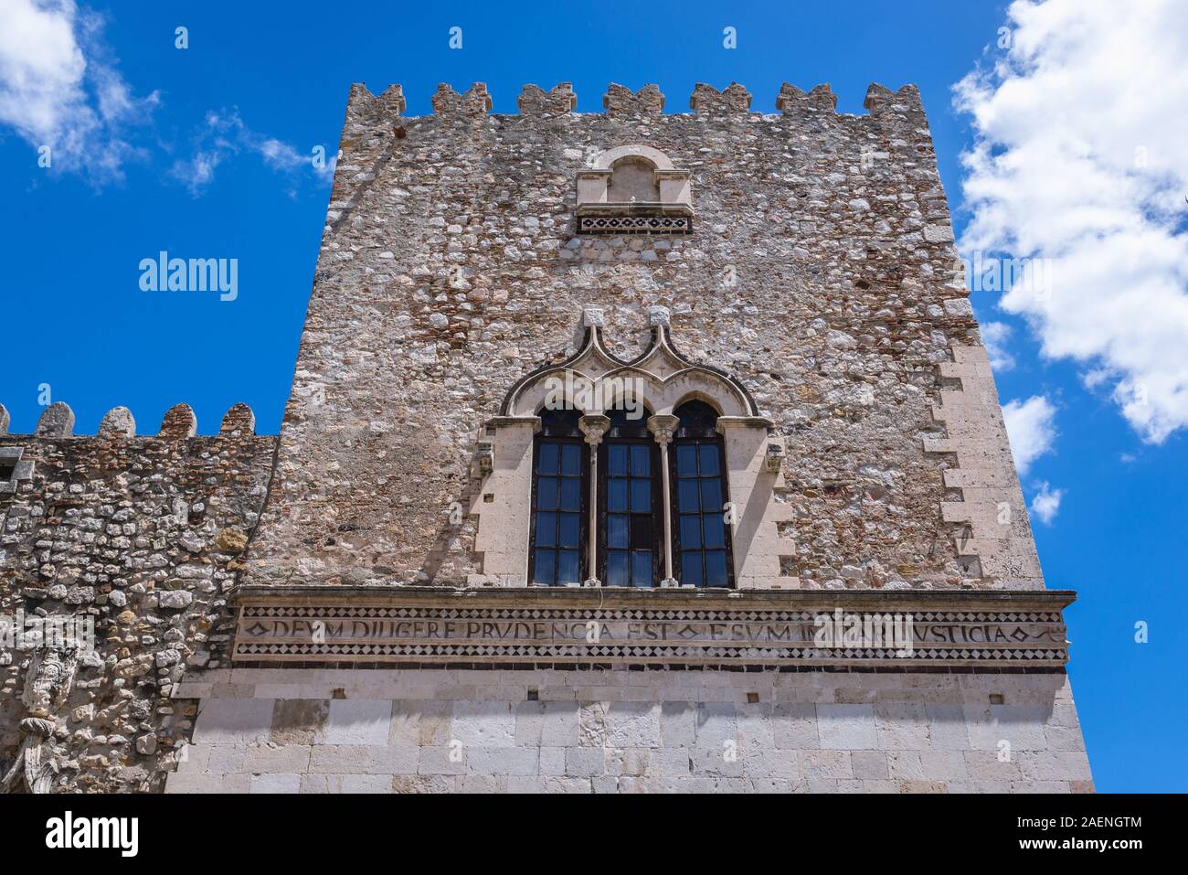 Turm des Palazzo Corvaia Gebäude in Taormina Gemeinde in Metropolitan City von Messina, an der Ostküste der Insel Sizilien, Italien Stockfoto