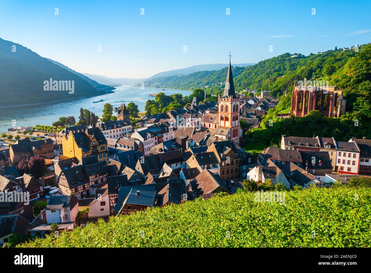 Bacharach Antenne Panoramablick. Bacharach ist eine kleine Stadt im Rheintal in Rheinland-Pfalz, Deutschland Stockfoto
