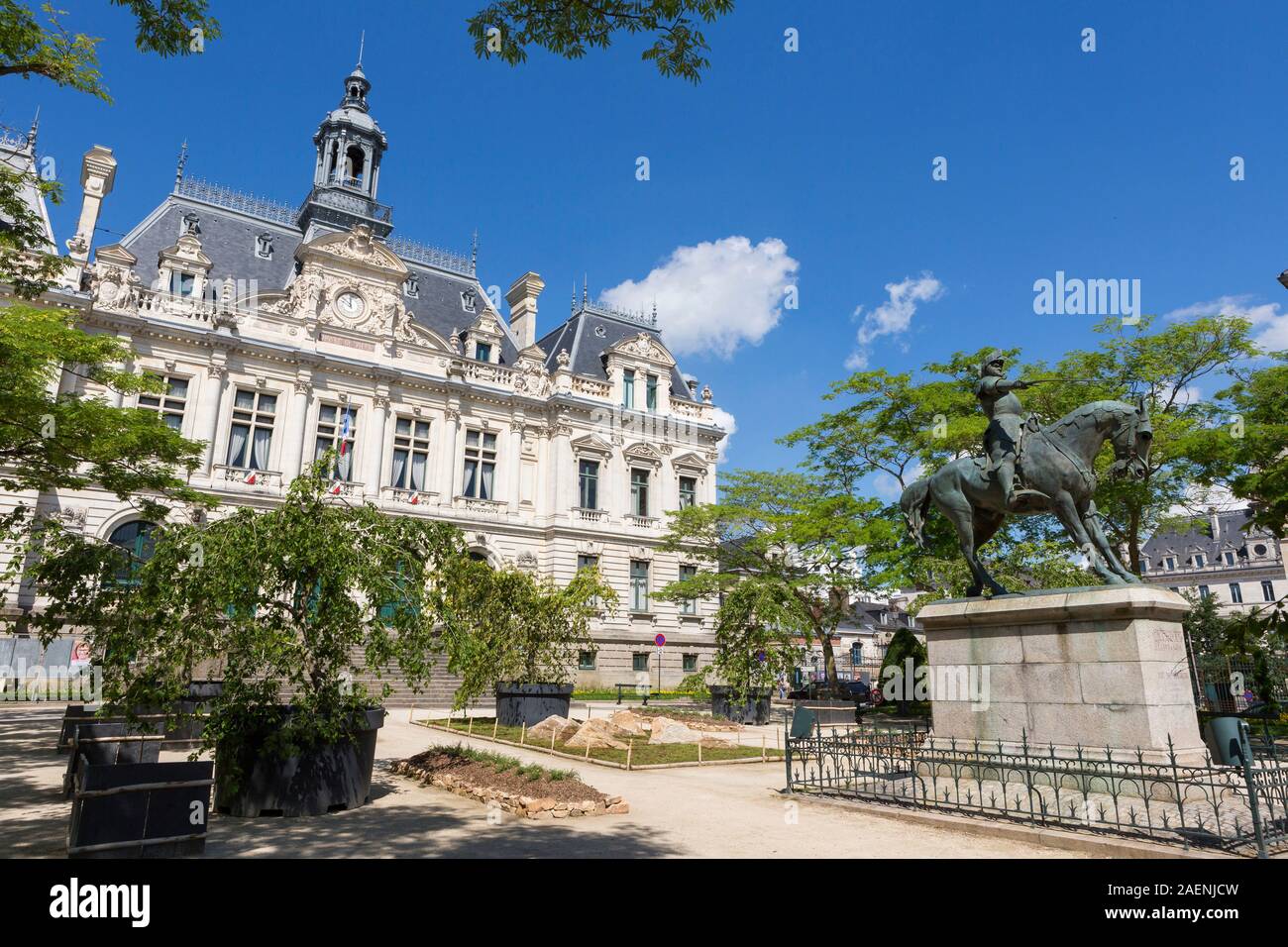 Vannes (Bretagne, Frankreich): Rathaus in der 'Place Maurice Marchais" Platz, in der Innenstadt auf der rechten Seite, Reiterstandbild von Arthu Stockfoto