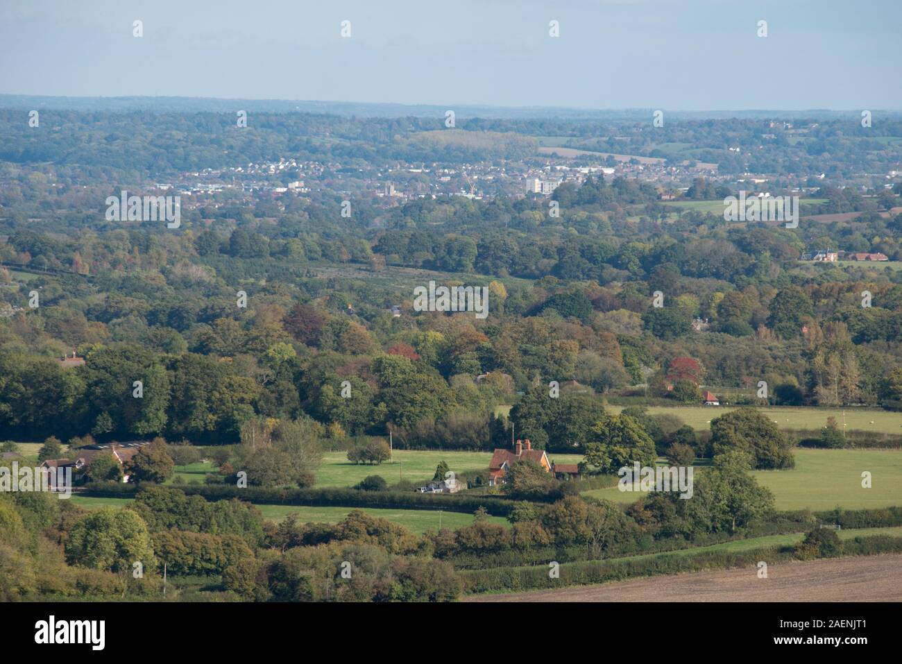 Häuser, Bäume, Felder, Häuser und Gebäude rund um Newbury und West Berkshire von der North Wessex Downs an einem schönen Herbsttag, Oktober Stockfoto