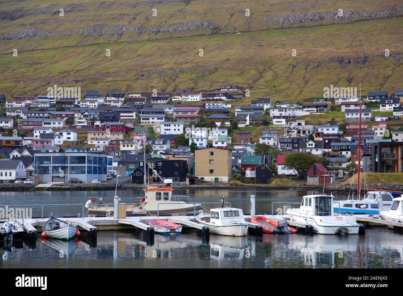 Klaksvik, Färöer Inseln - August 2019: Boote in einem Hafen in Klaksvik, die zweitgrößte Stadt der Färöer, autonome Region des Königreichs Stockfoto