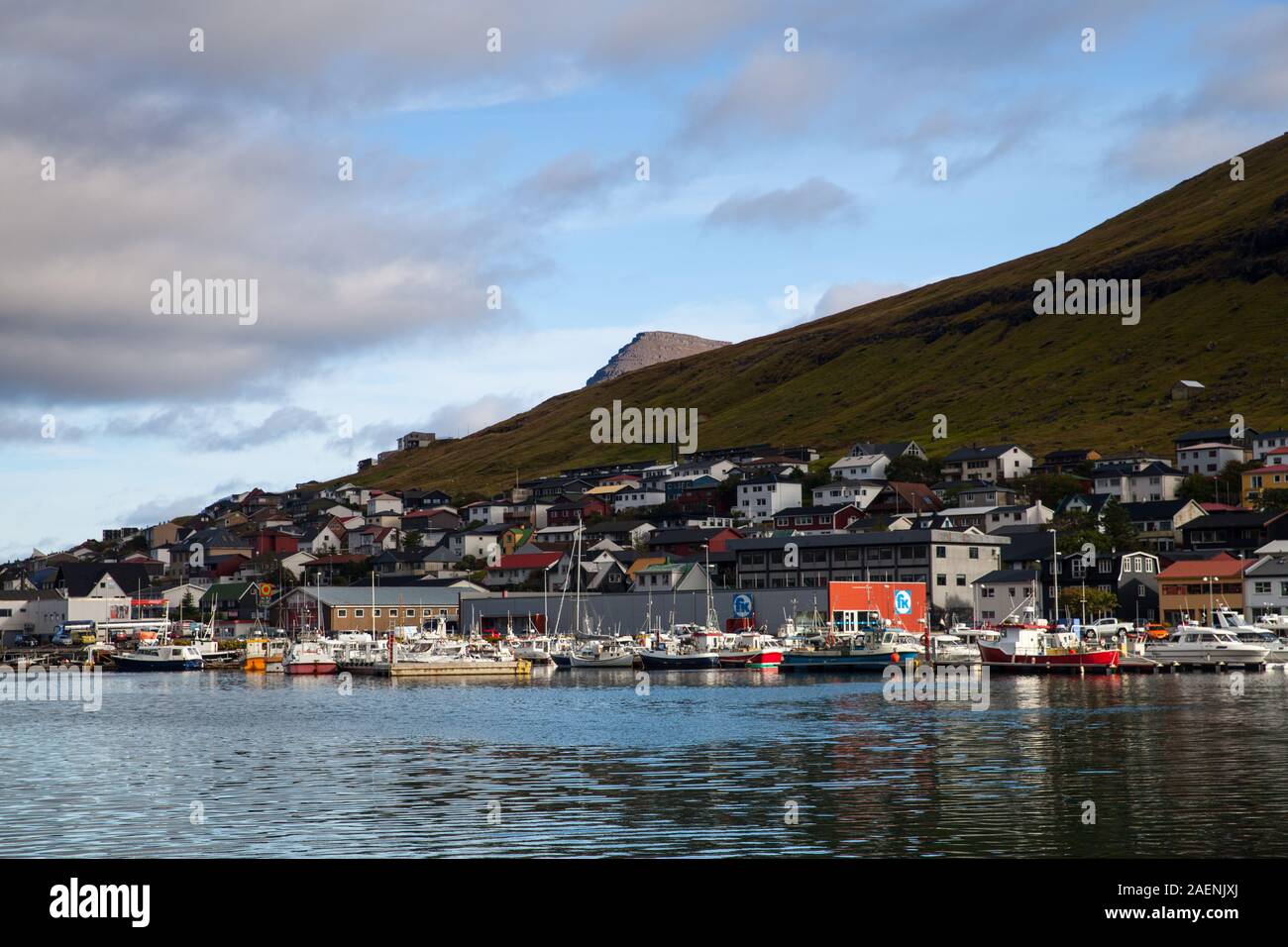 Klaksvik, Färöer Inseln - August 2019: Boote in einem Hafen in Klaksvik, die zweitgrößte Stadt der Färöer, autonome Region des Königreichs Stockfoto