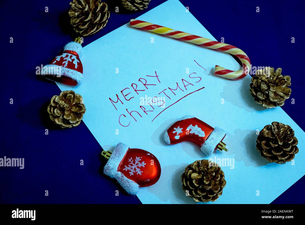 Weihnachten Zusammensetzung von Santa Claus Kleidung Dekoration auf blauem Hintergrund Stockfoto