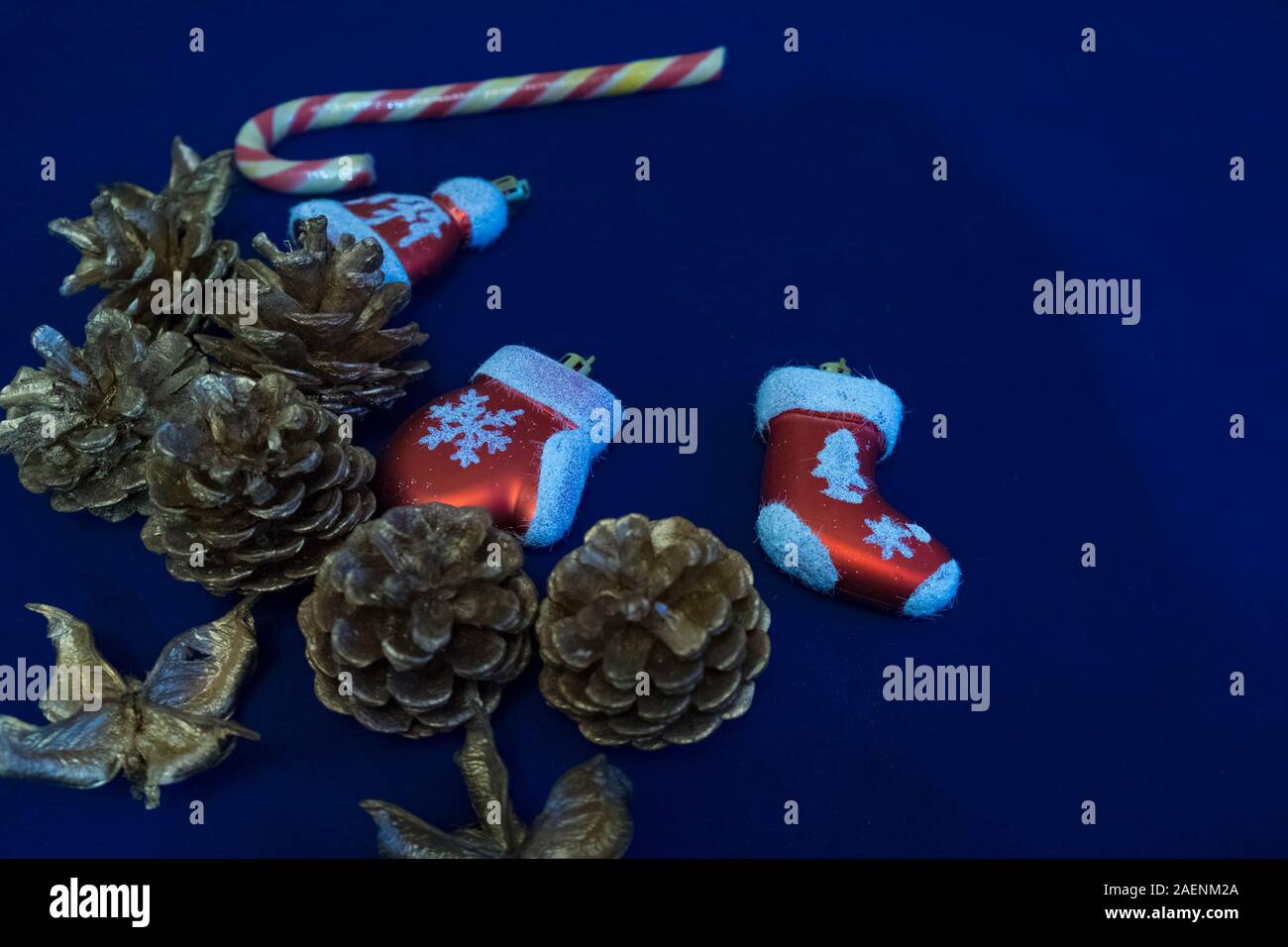 Weihnachten Zusammensetzung von Santa Claus Kleidung Dekoration auf blauem Hintergrund. Stockfoto