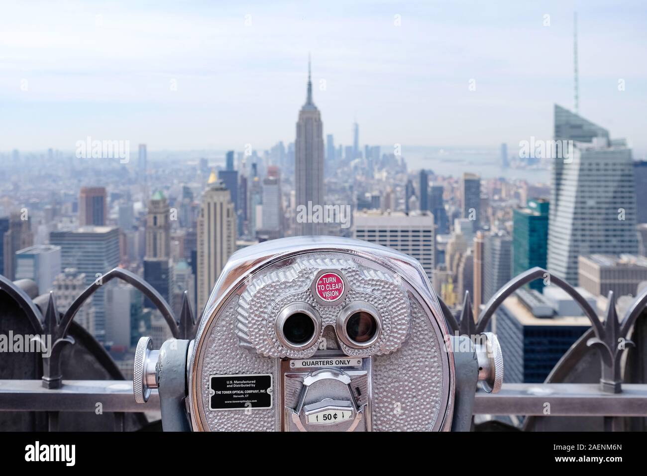 Blick auf das Empire State Building mit Touristenfernglas Stockfoto