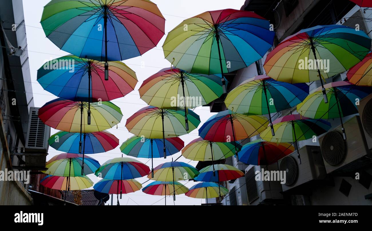 Bunten Regenschirm in Penang, Malaysia. Georgetown Penang ist eine weltbekannte Stadt für street art Installationen und einem UNESCO-Weltkulturerbe. Stockfoto