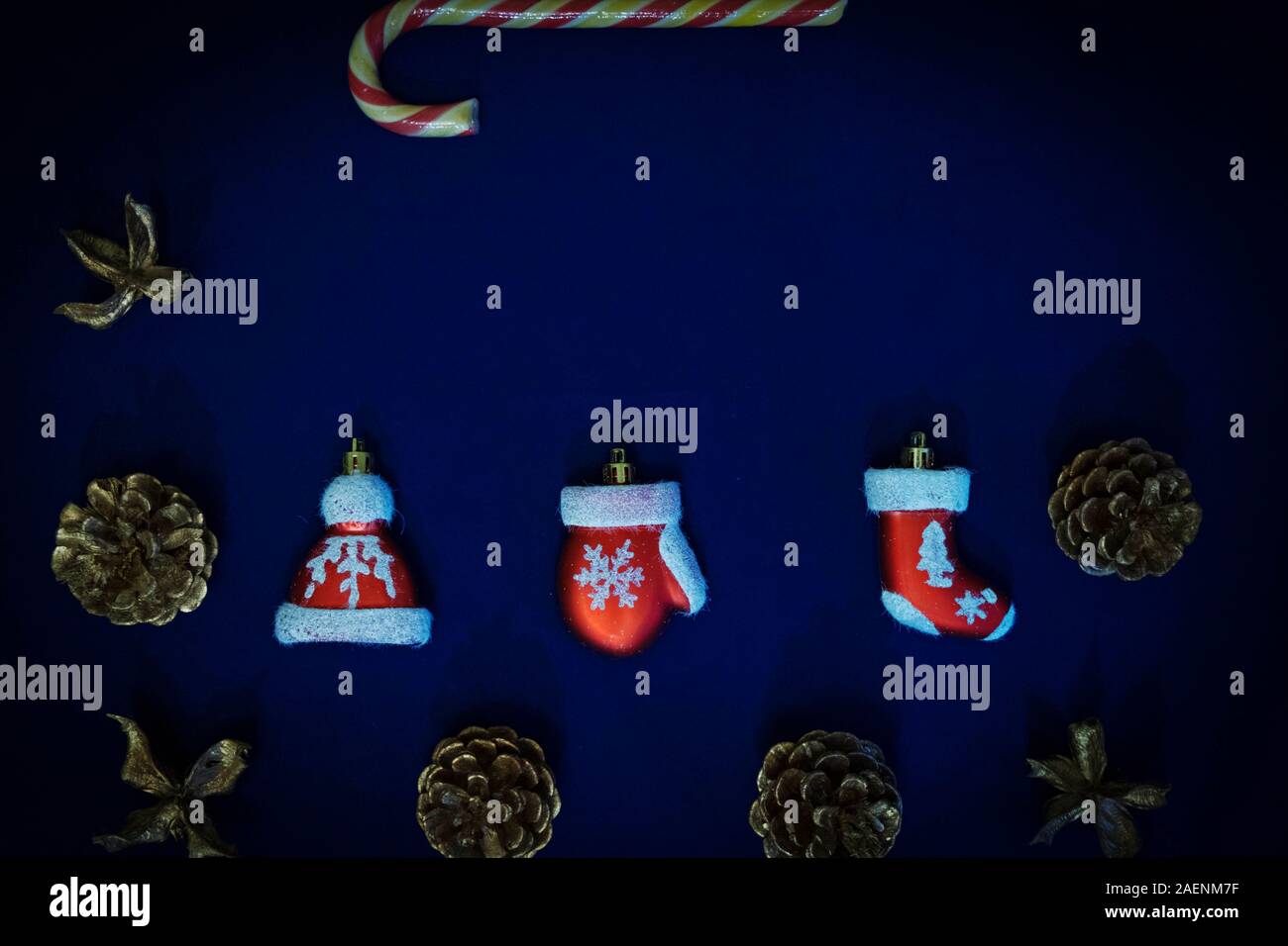 Weihnachten Zusammensetzung von Santa Claus Kleidung Dekoration auf blauem Hintergrund. Stockfoto