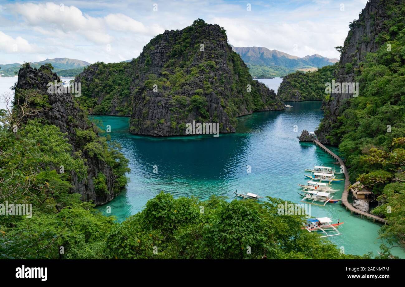 Birds Blick auf Bucht bei Kayangan See von hohen Winkel Sicht auf Coron, Palawan, Philippinen. Ein beliebter Ort selfies für Bootstouren zu nehmen. Stockfoto