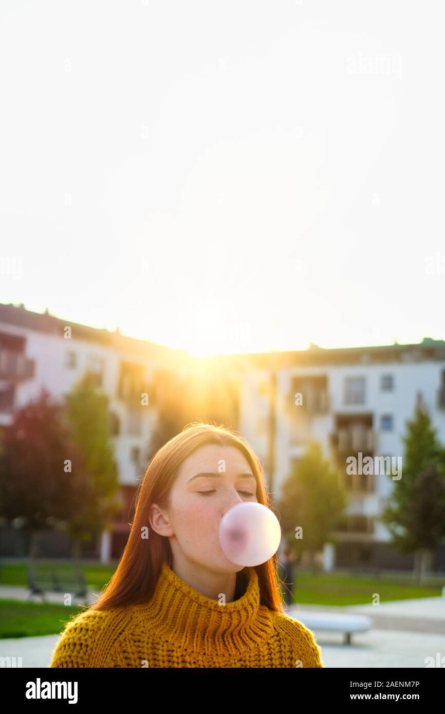 Junge Frau Kaugummi und die große Ballon Stockfoto