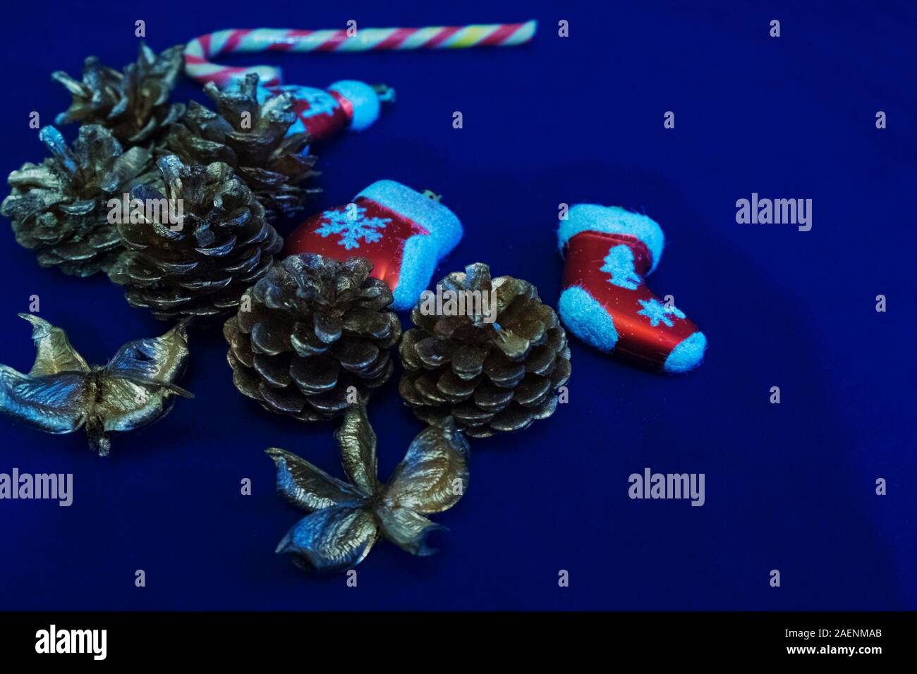 Weihnachten Zusammensetzung von Santa Claus Kleidung Dekoration auf blauem Hintergrund. Stockfoto