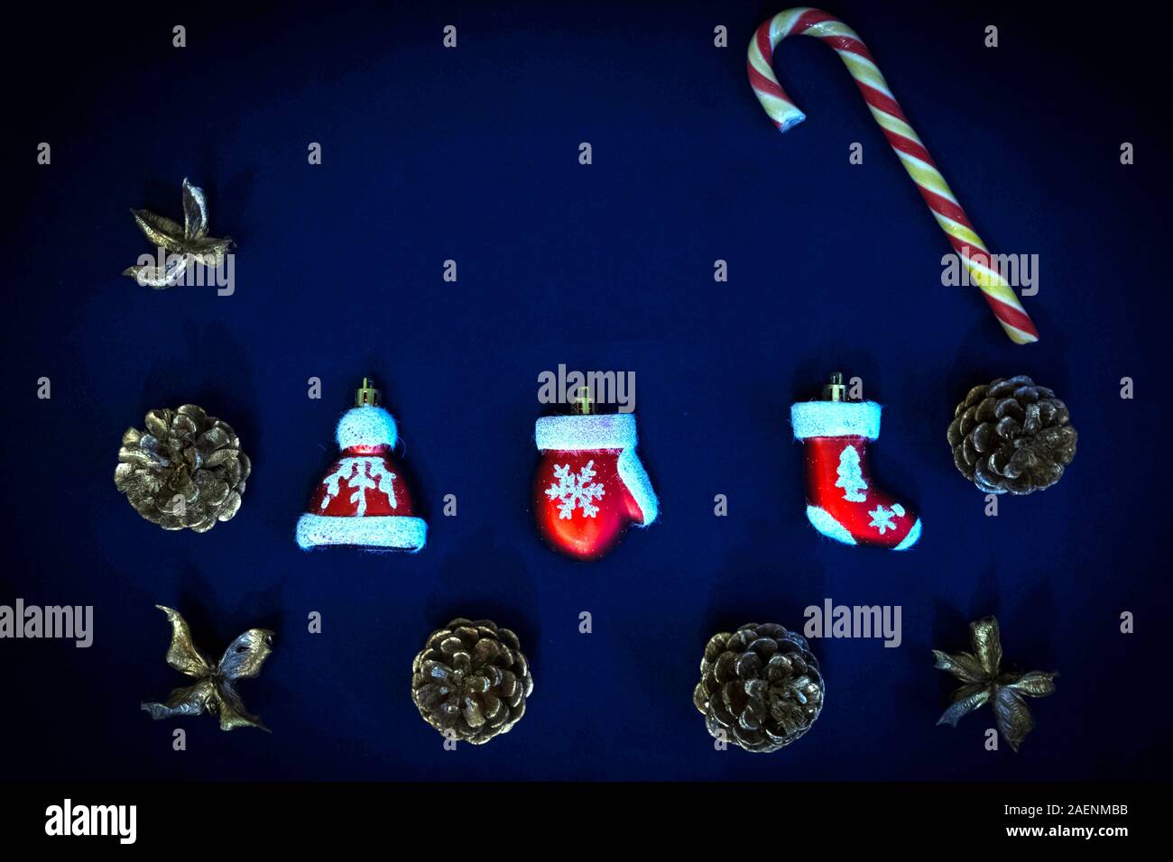 Weihnachten Zusammensetzung von Santa Claus Kleidung Dekoration auf blauem Hintergrund. Stockfoto