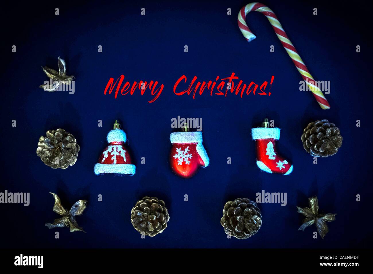 Weihnachten Zusammensetzung von Santa Claus Kleidung Dekoration auf blauem Hintergrund. Stockfoto