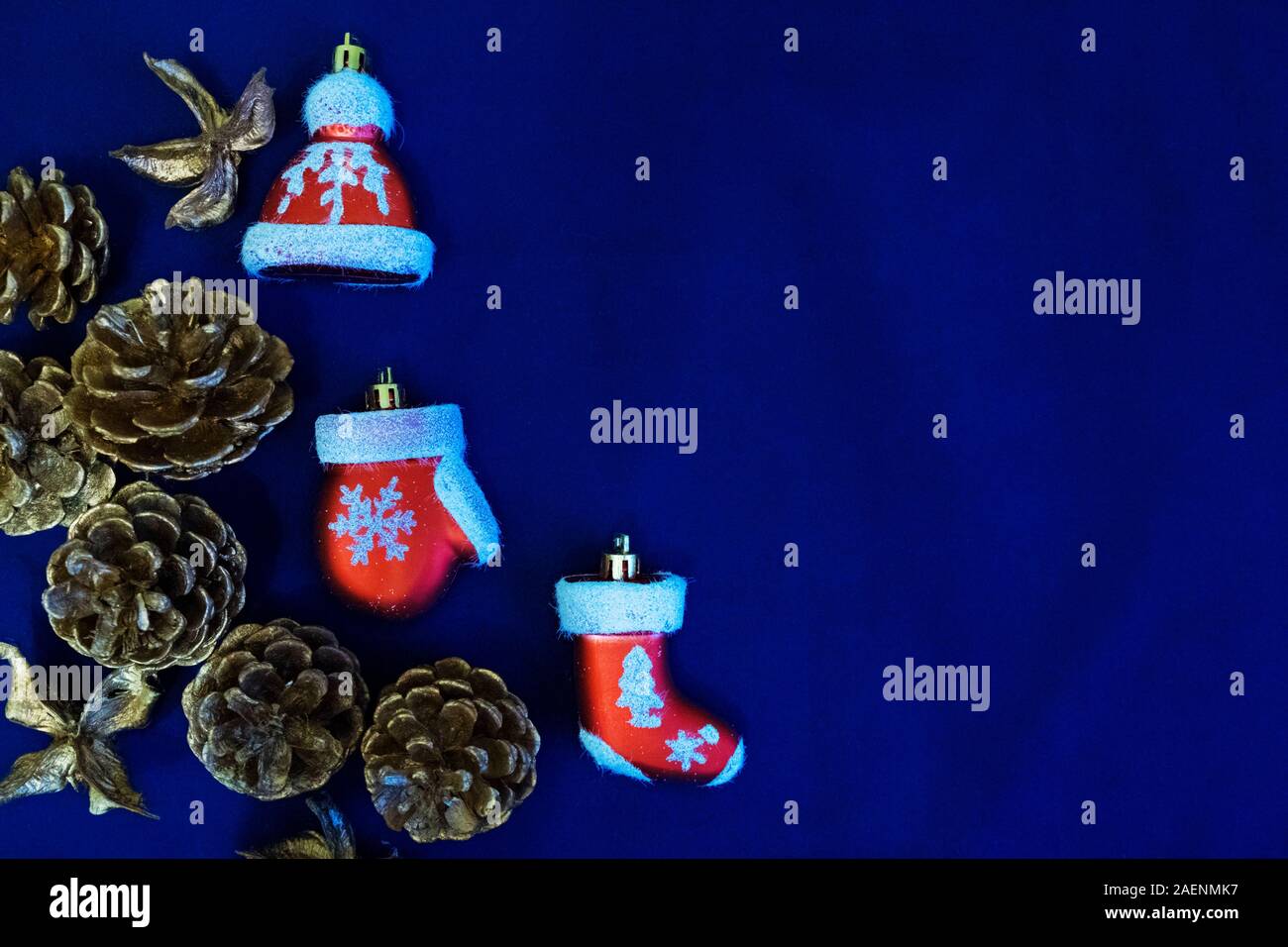 Weihnachten Zusammensetzung von Santa Claus Kleidung Dekoration auf blauem Hintergrund. Stockfoto