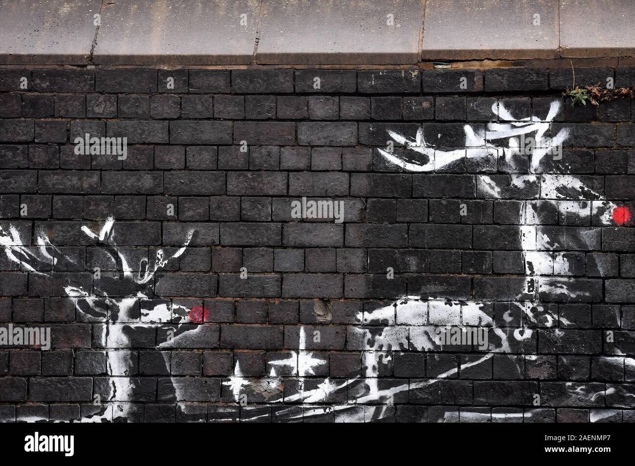 Eine neue Banksy Kunstwerke in Birmingham Schmuck Quartal erscheint Tage zerstört worden zu sein, nachdem es zum ersten Mal erschien. Das wandbild zeigt zwei Rentiere auf eine Mauer, die entlang einer Bank zu ziehen gemalt. Stockfoto