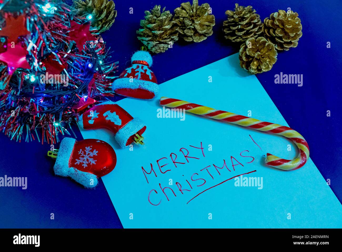 Weihnachten Zusammensetzung von Santa Claus Kleidung Dekoration auf blauem Hintergrund Stockfoto