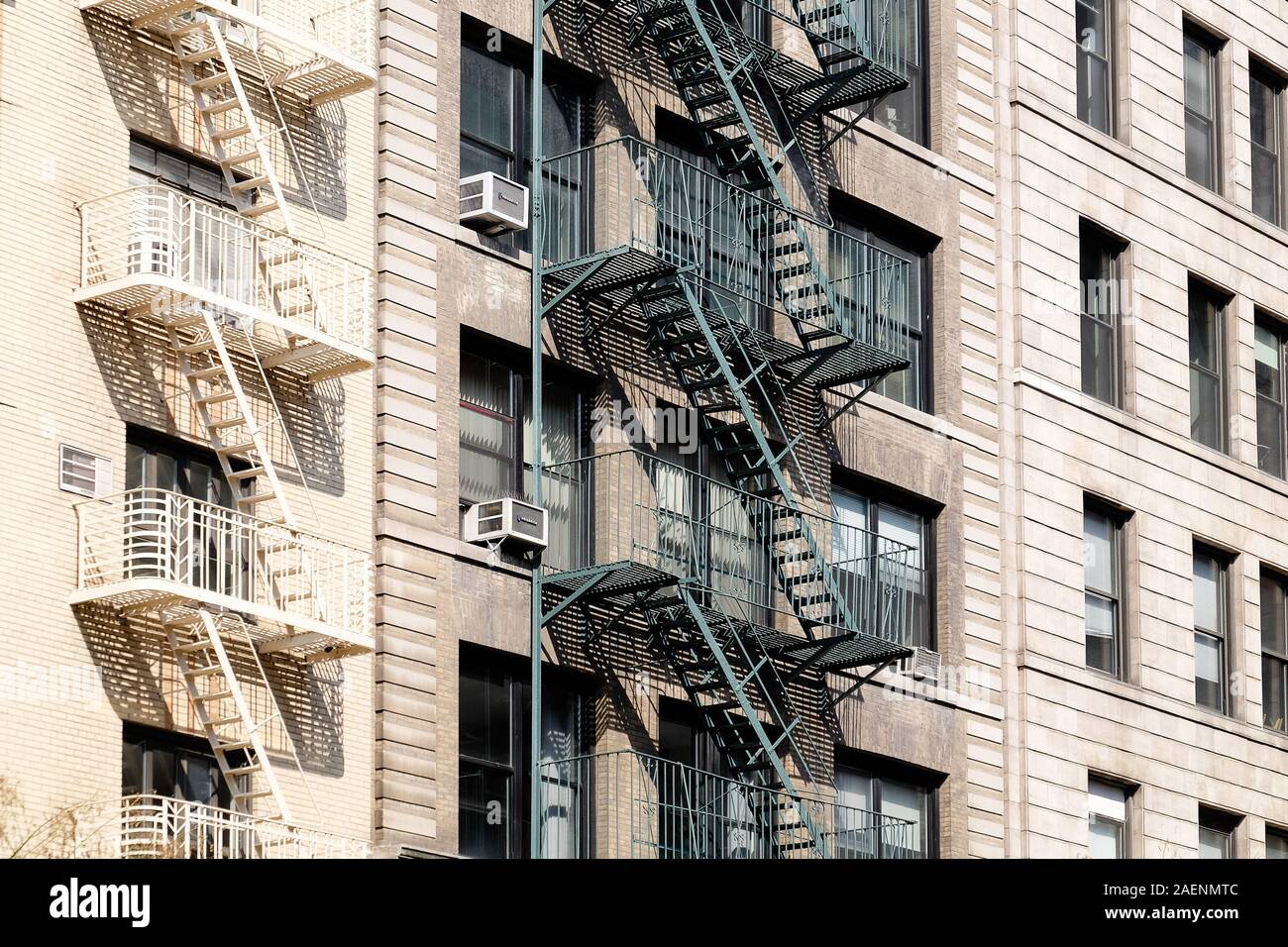 Fluchttreppen außerhalb des NYC-Gebäudes Stockfoto