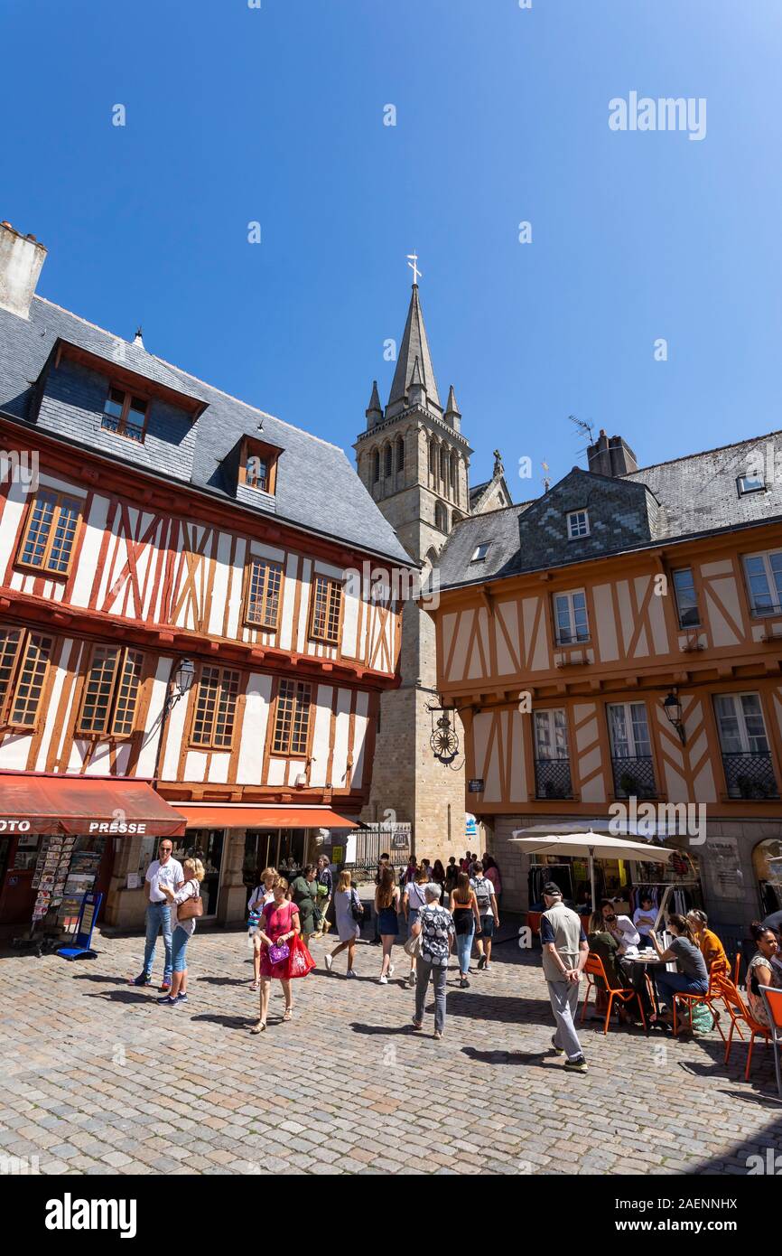 Vannes (Bretagne, Frankreich): Fachwerkhäuser in "Henri IV" Platz, im Zentrum der Stadt mit der Kathedrale Saint-Pierre (St. Stockfoto