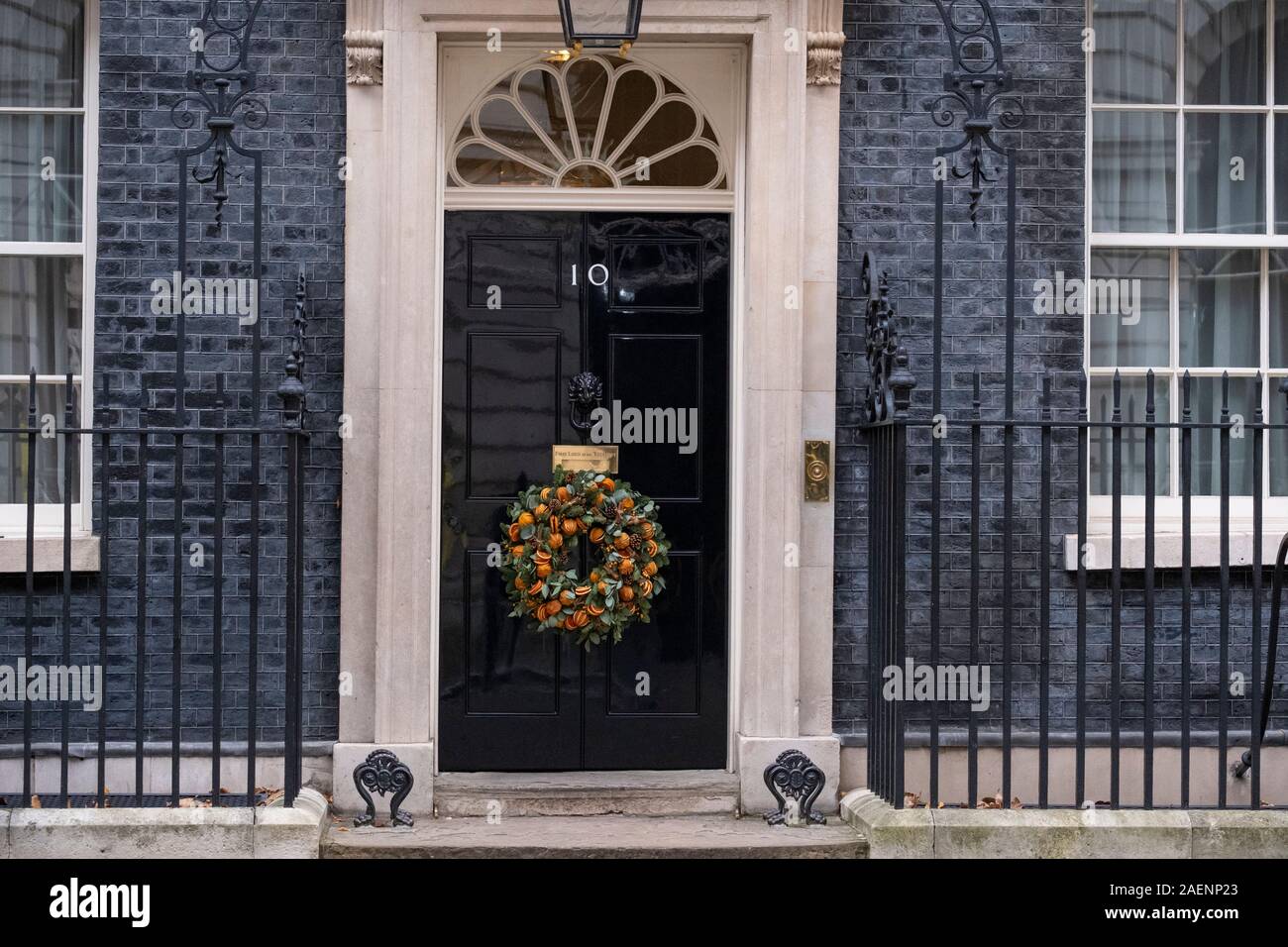 10 Downing Street, London, UK. 10. Dezember 2019. Die Ruhe vor dem Sturm. Eine völlig ruhige Downing Street mit festlichen Dekorationen, zwei Tage vor der Bundestagswahl. Credit: Malcolm Park/Alamy Leben Nachrichten. Stockfoto