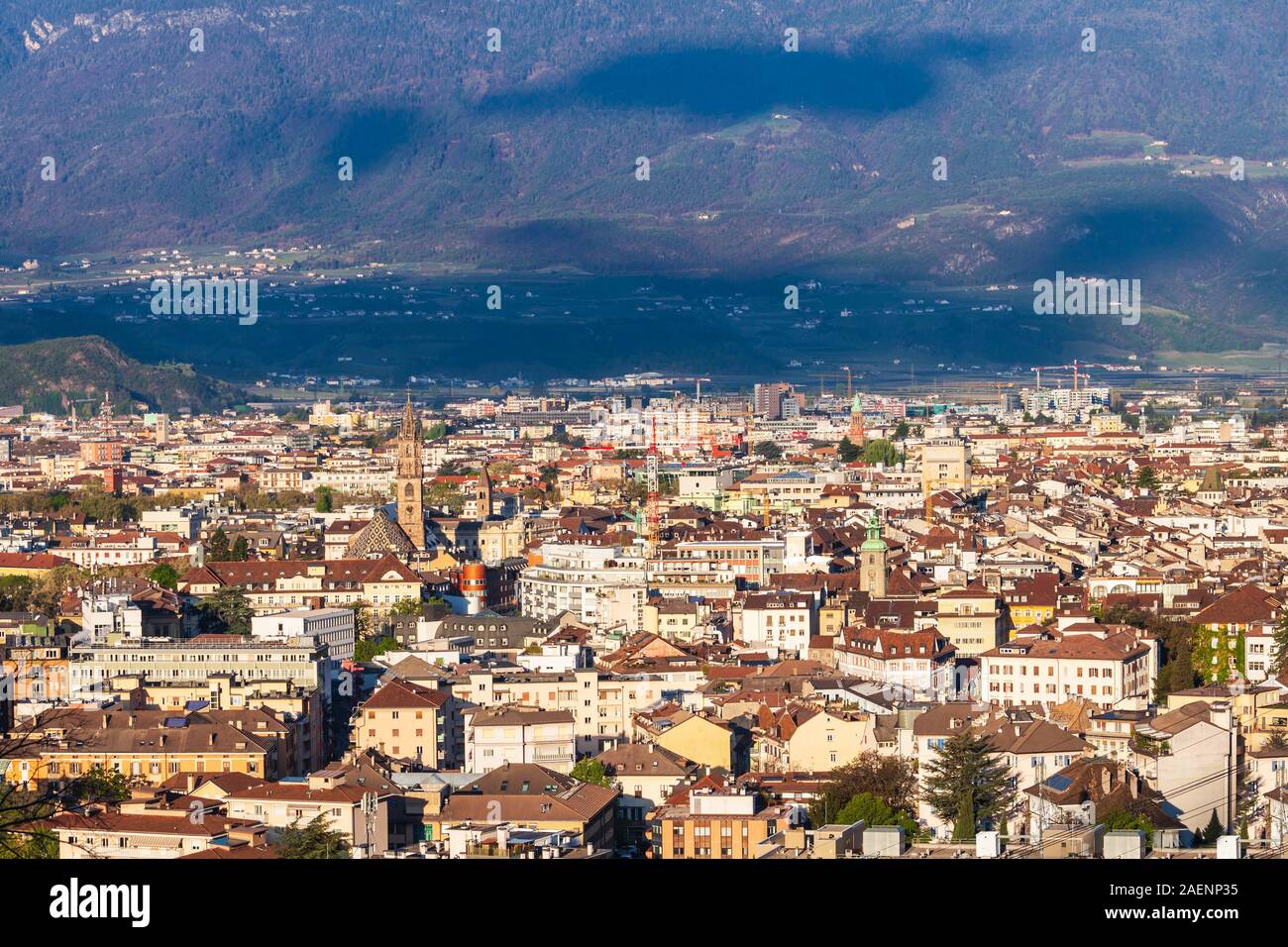 Bozen Antenne Panoramablick. Bozen ist die Hauptstadt der Provinz Südtirol in Norditalien. Stockfoto