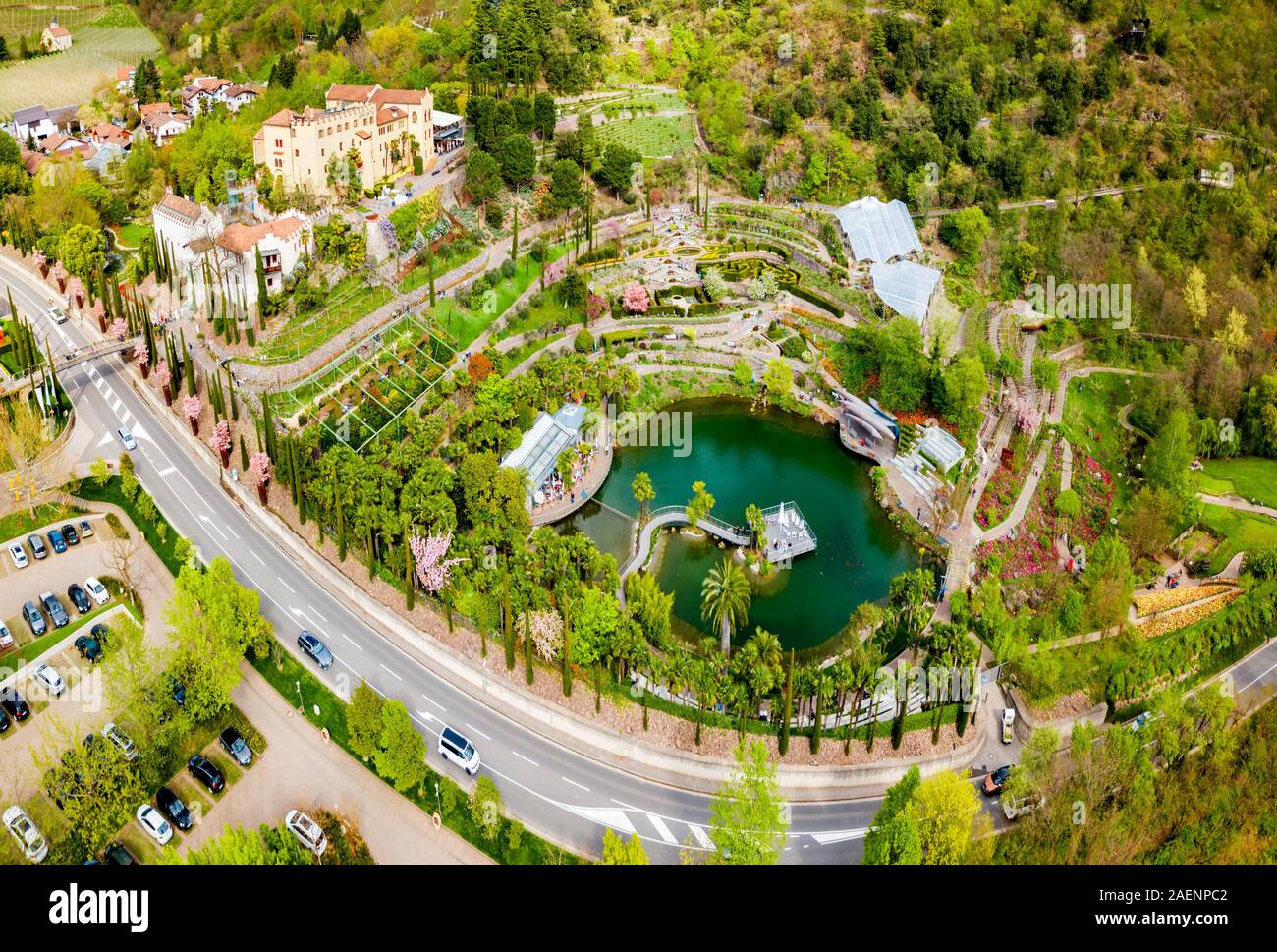 Luftaufnahme der Gärten von Schloss Trauttmansdorff, einen Botanischen Gärten in Meran Stadt im Norden von Italien. Stockfoto