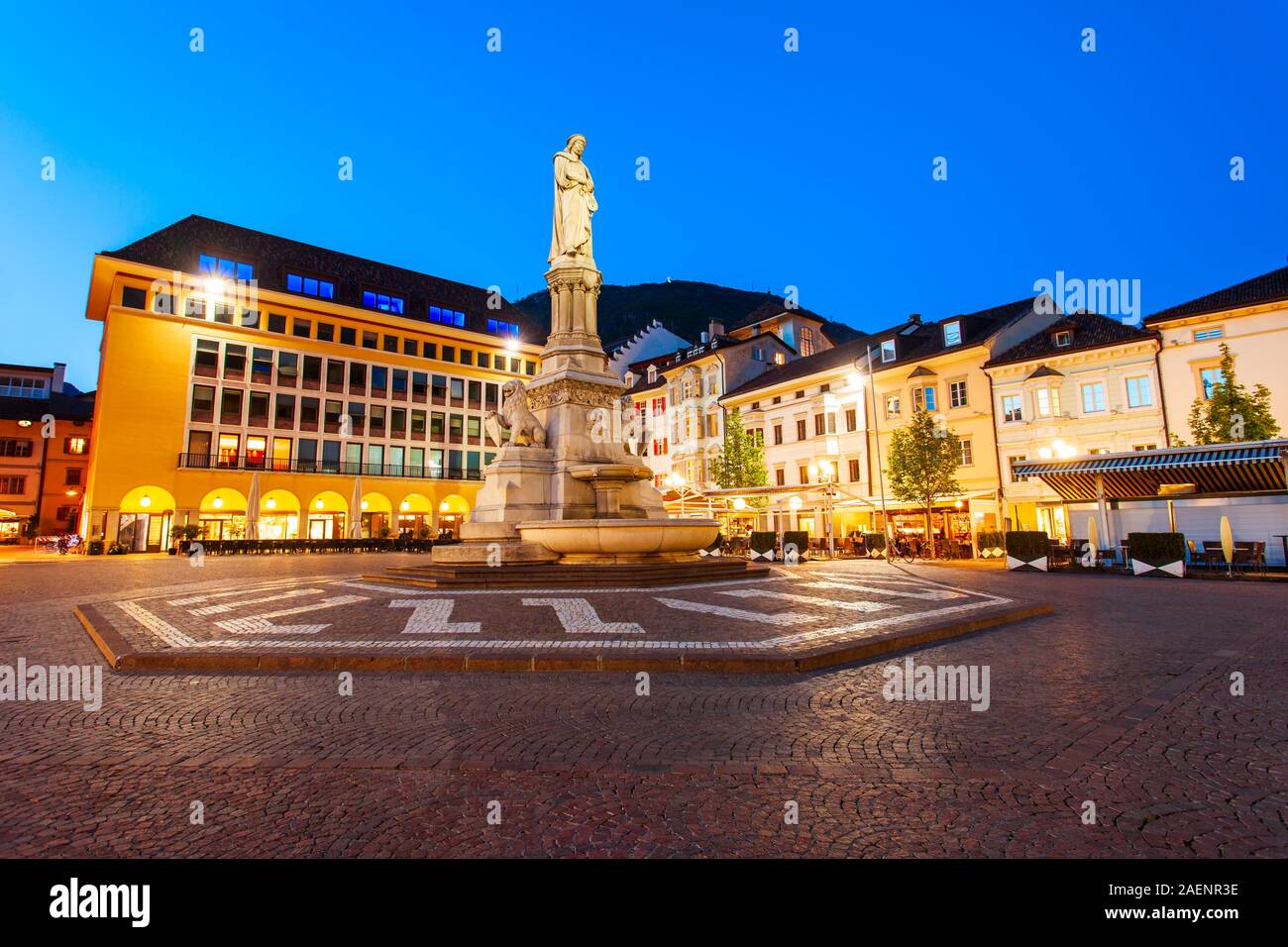 walther-von-der-vogelweide-denkmal-in-bozen-stockfotos-und-bilder