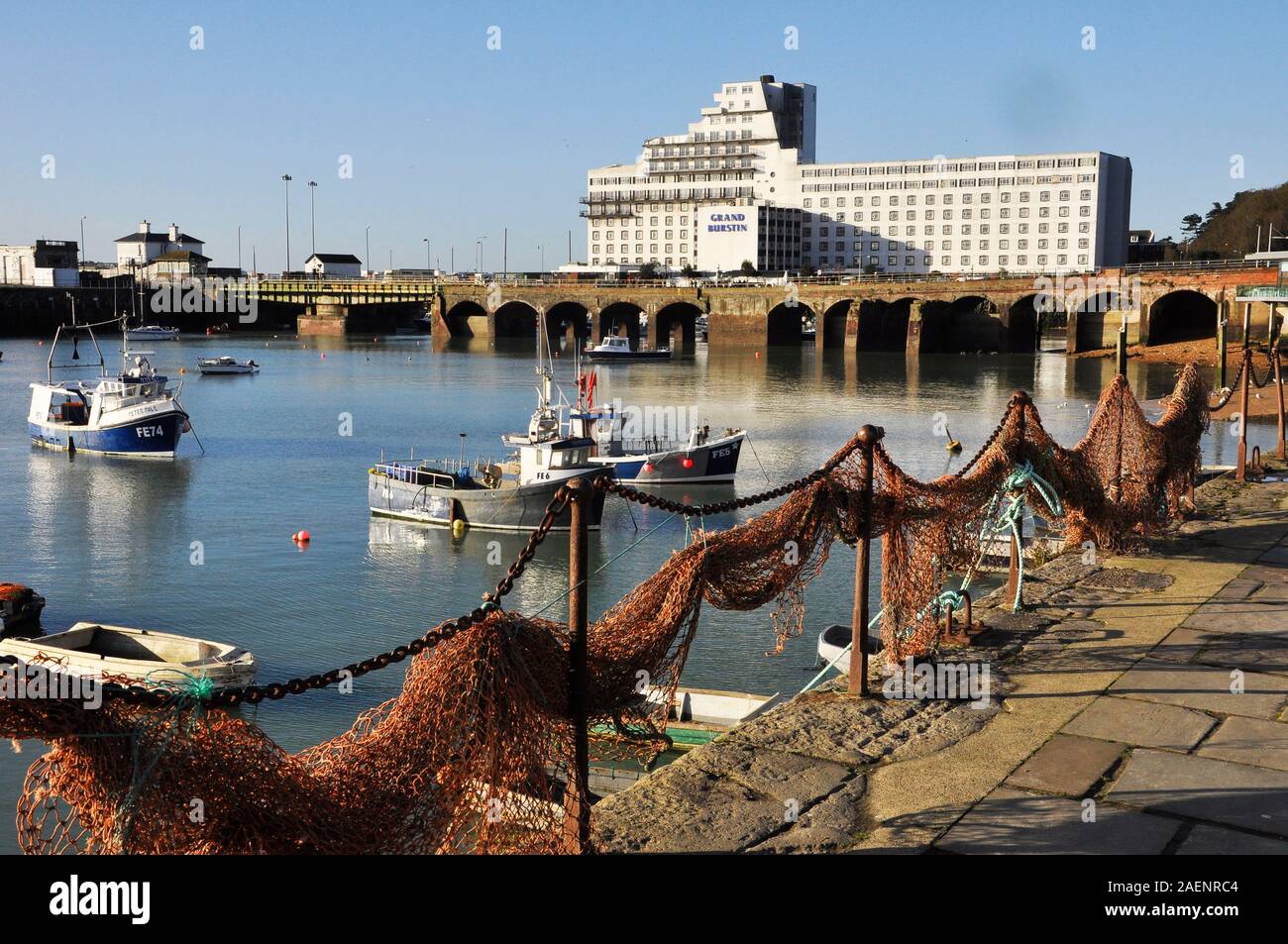 Hafen von Folkestone mit Fischernetze aus aufgehängt zum trocknen. Hotel gleicht einem Ozeandampfer. Kent UK Stockfoto