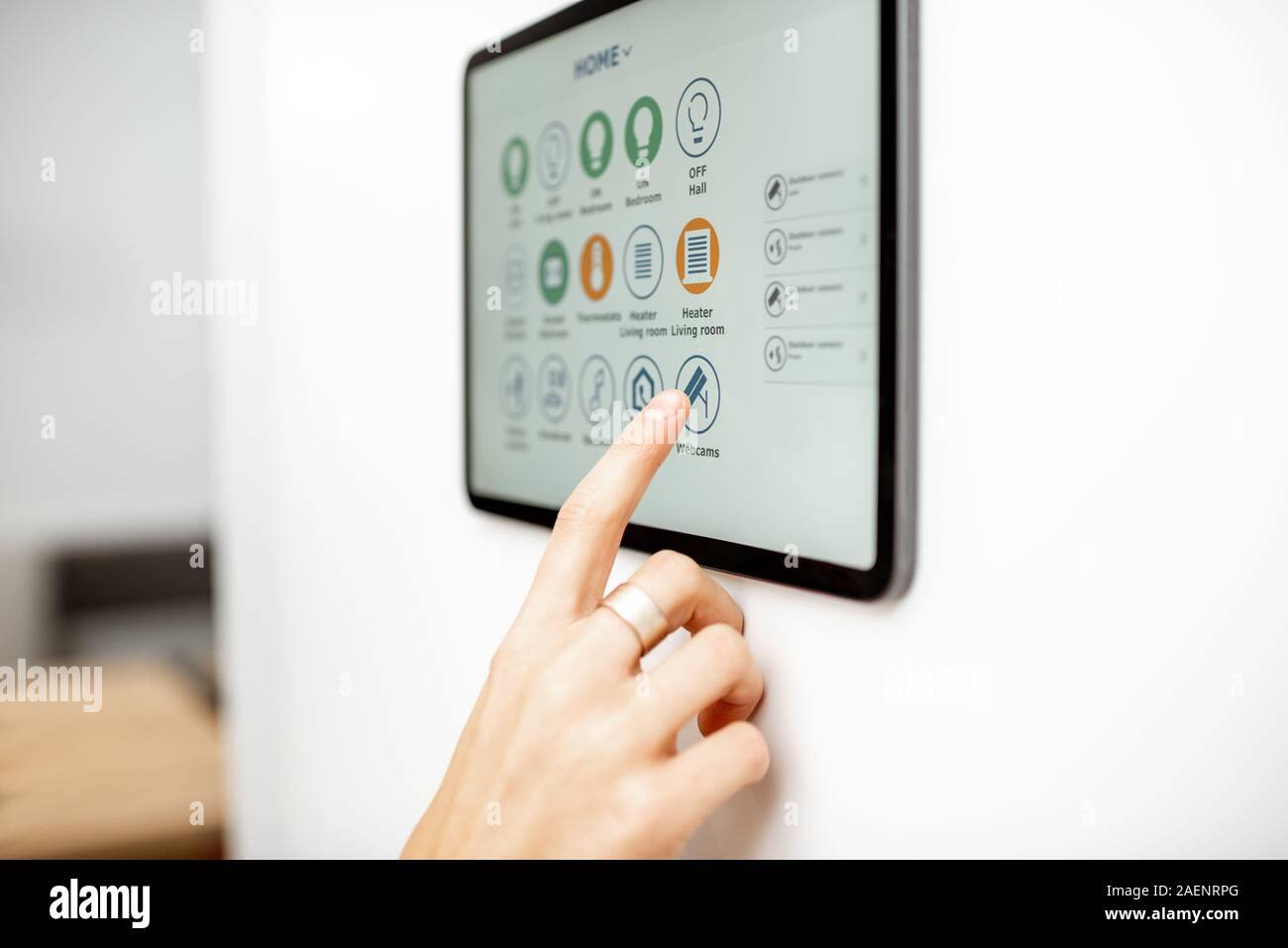 Home Controlling mit einem digitalen Touch Screen Panel an der Wand  montiert. Close-up auf einem Bildschirm mit mobile Anwendung für die  Verwaltung von intelligenten Geräten Stockfotografie - Alamy